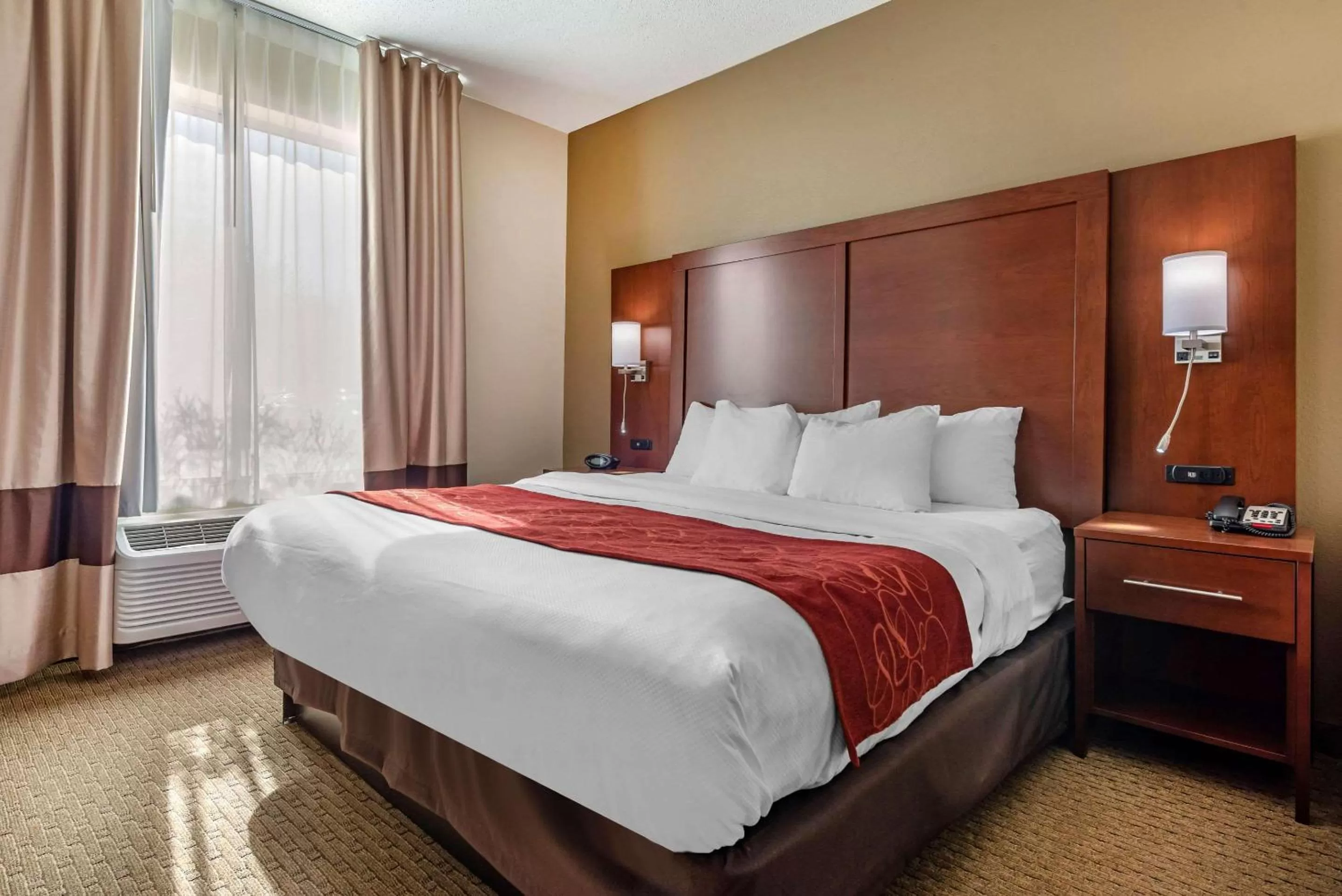 Photo of the whole room, Bed in Holiday Inn Express & Suites Hebron - Cincinnati Airport by IHG