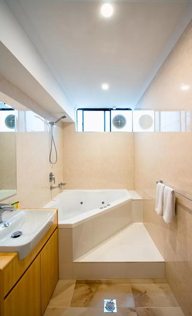 Bathroom in Mahoneys Motor Inn