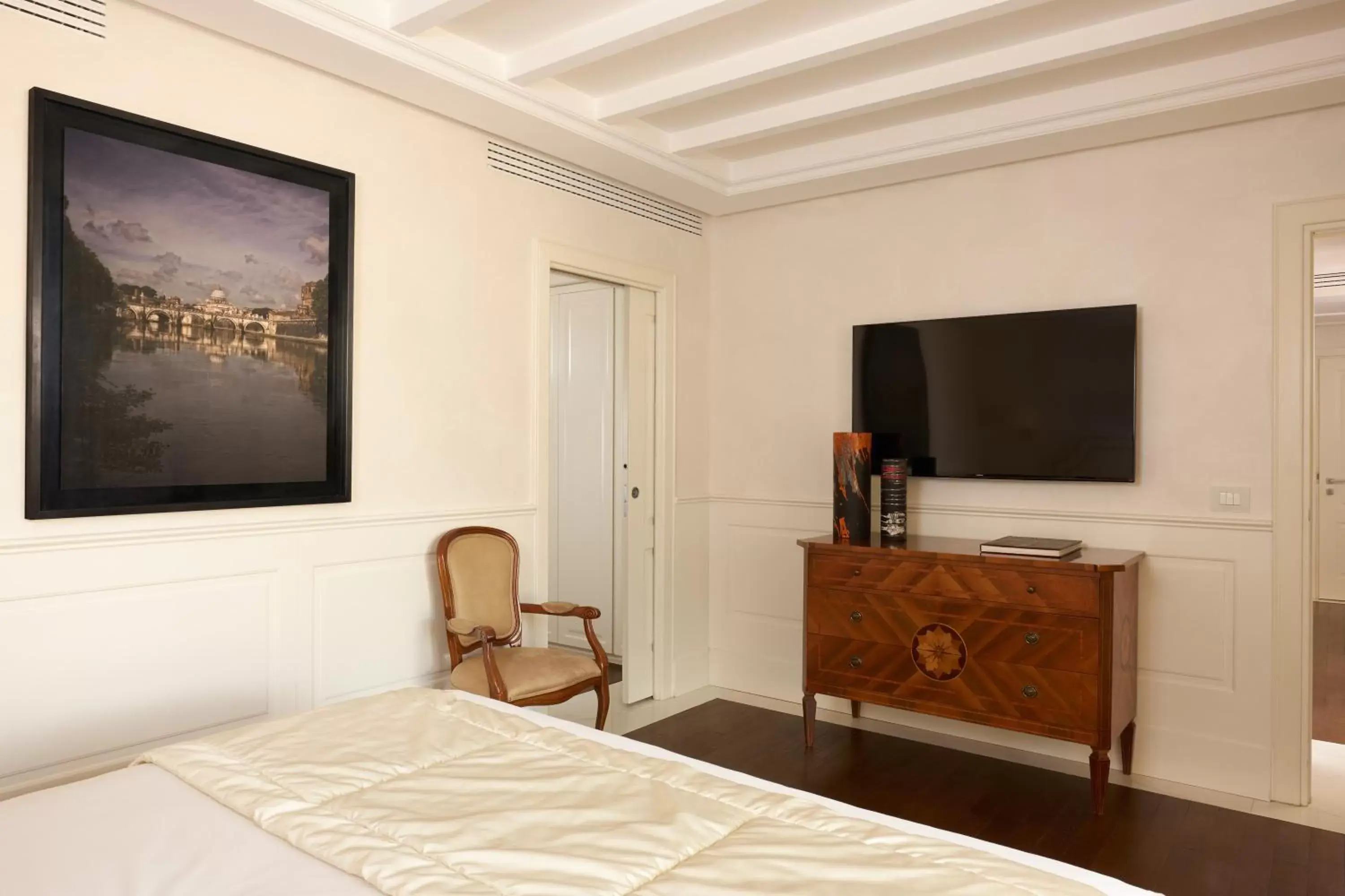 Bedroom, TV/Entertainment Center in Hotel Degli Artisti