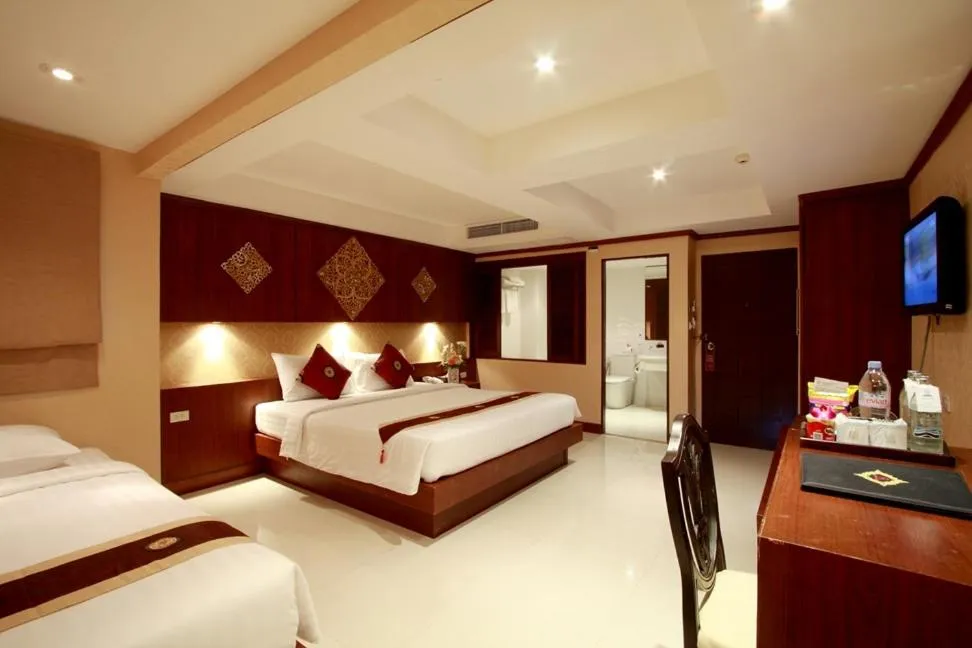 Photo of the whole room, Bed in Rayaburi Hotel, Patong