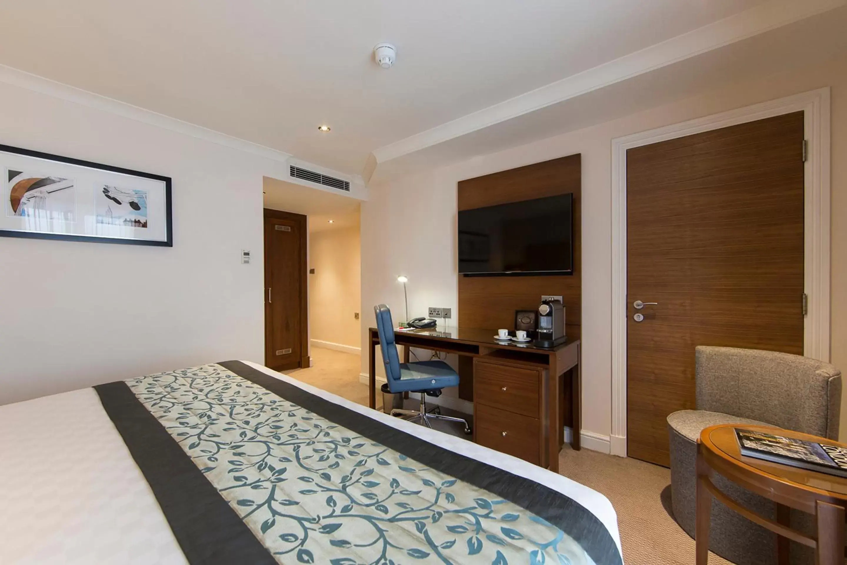 Bedroom, TV/Entertainment Center in Thistle Piccadilly