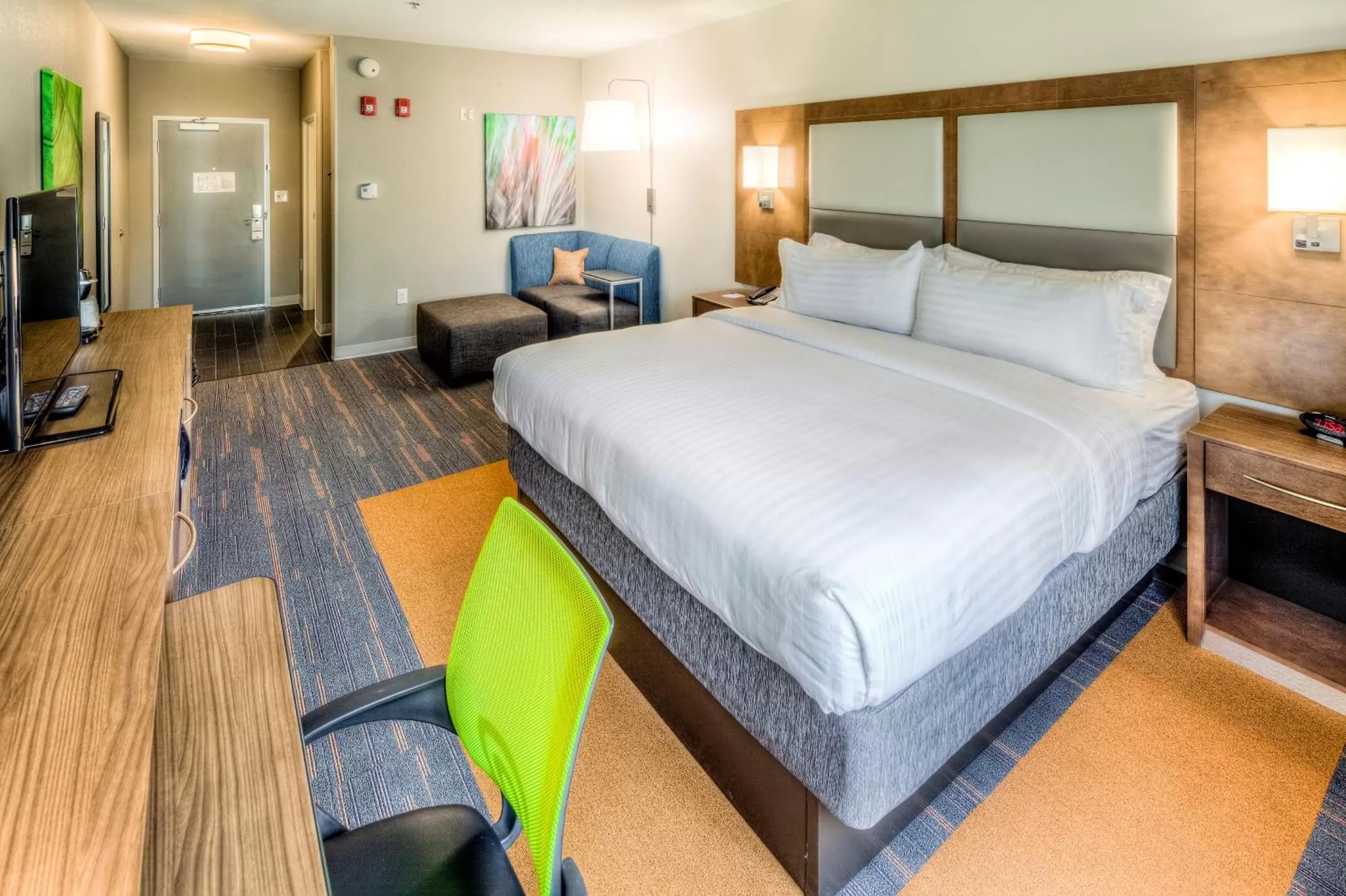 Bed, Room Photo in Holiday Inn Express & Suites Cleveland/Westlake, an IHG Hotel