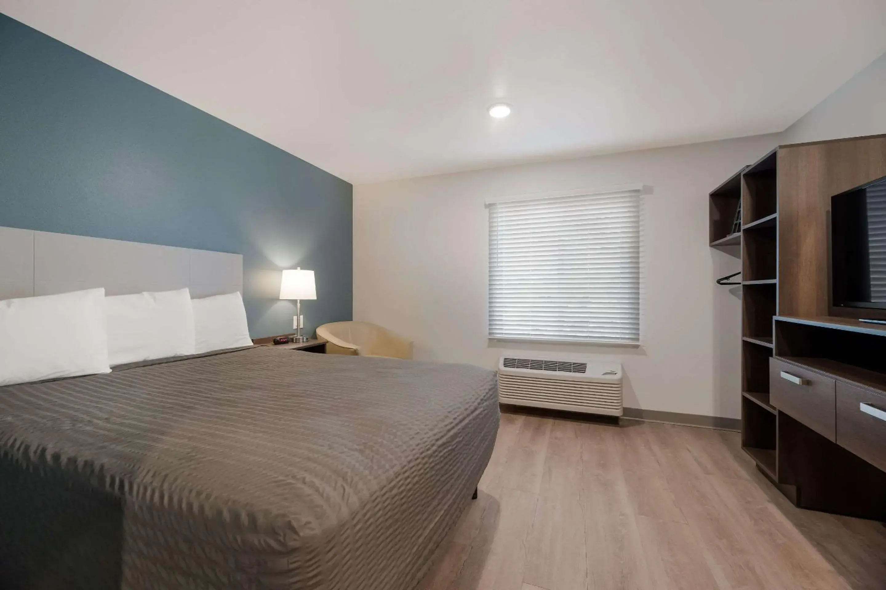 Bedroom, Bed in WoodSpring Suites Phoenix-Deer Valley