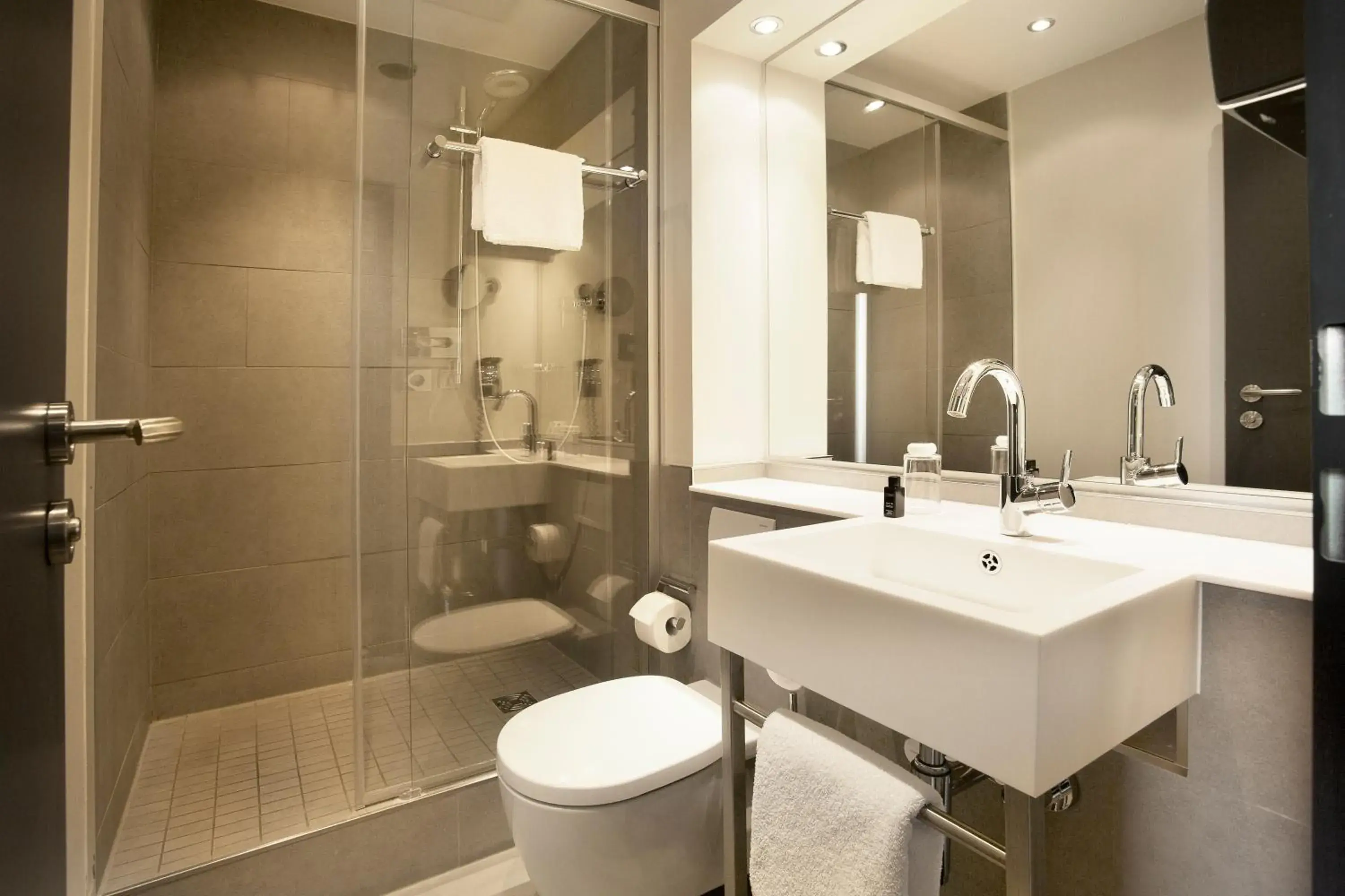 Photo of the whole room, Bathroom in Hotel Hamburger Hof