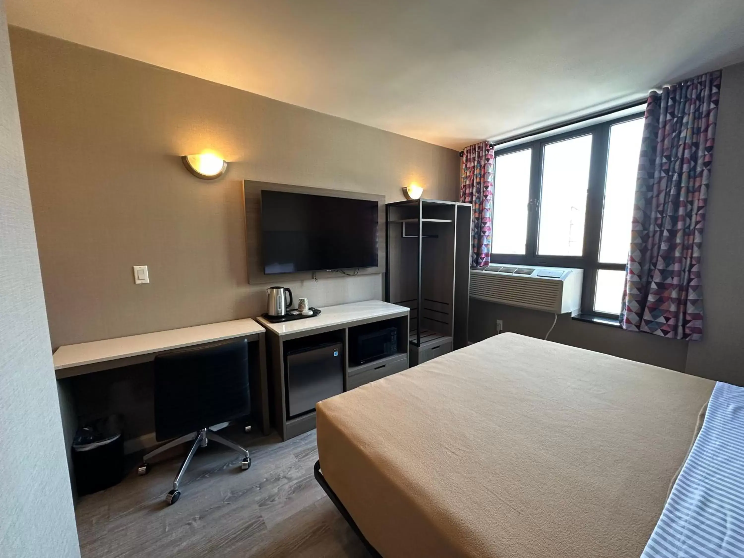 TV and multimedia, TV/Entertainment Center in Regal Inn & Suites New York