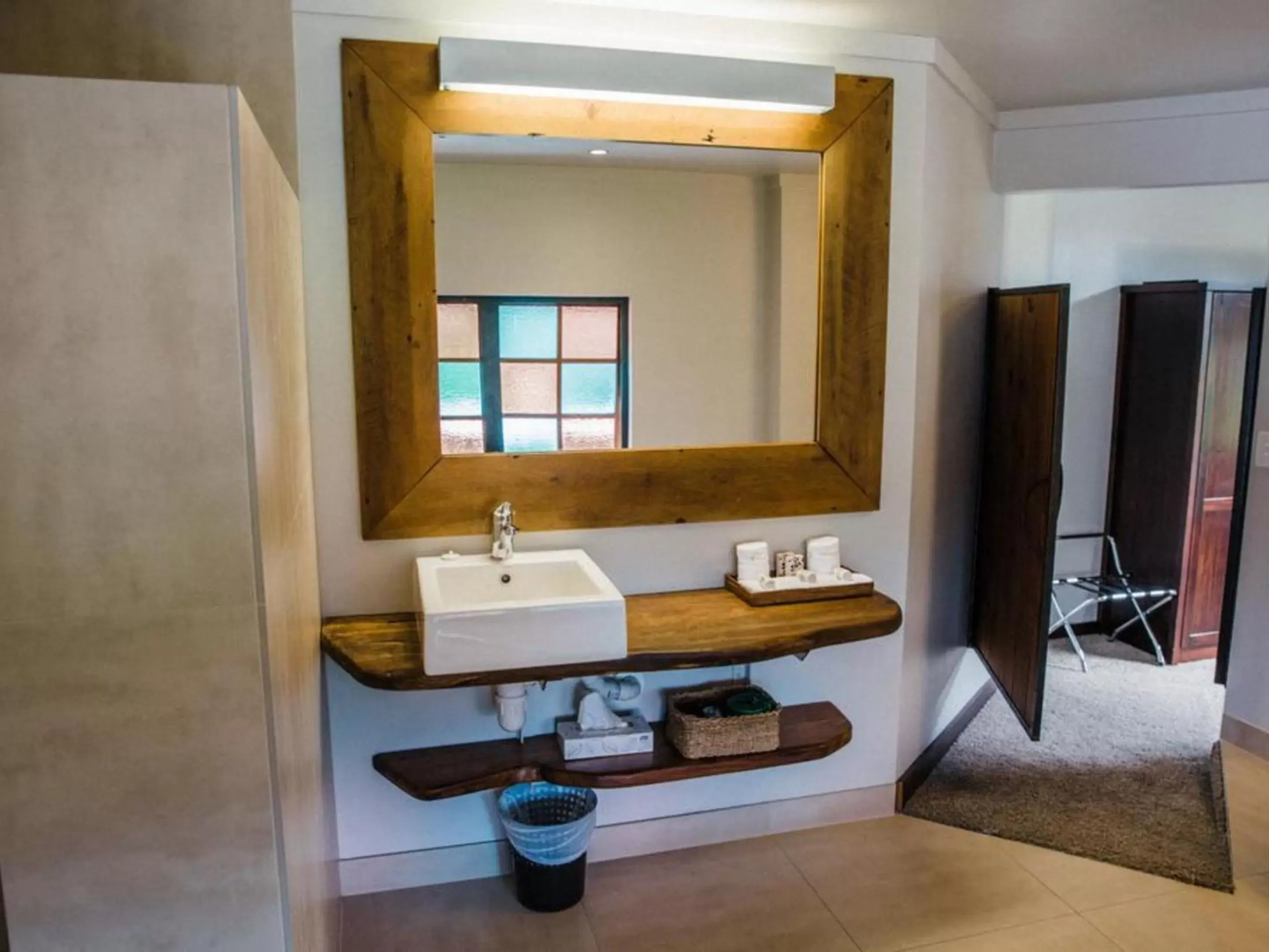 Bathroom in The Narrows Landing Hotel