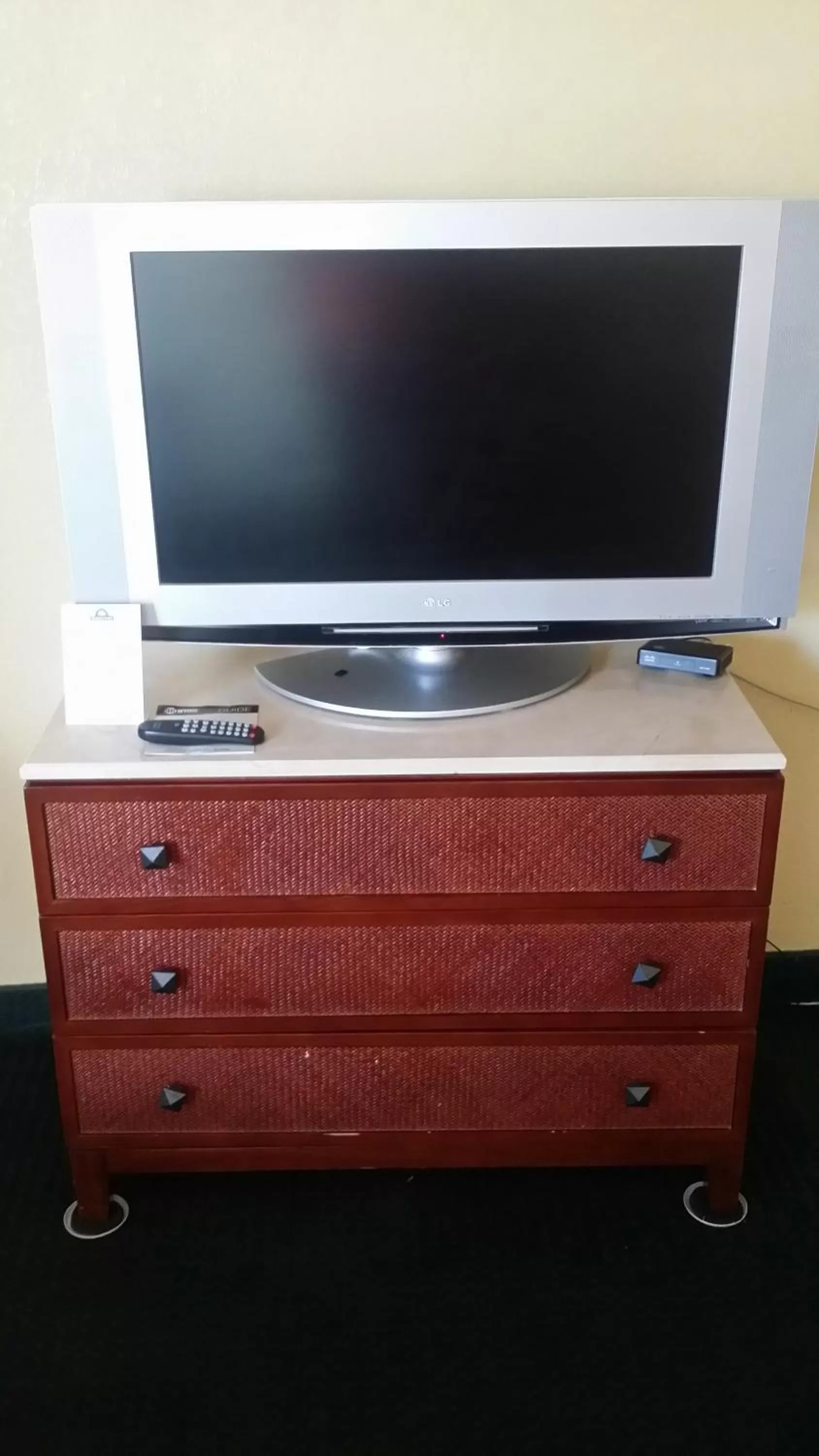 TV and multimedia in Days Inn by Wyndham Cocoa Cruiseport West At I-95/524