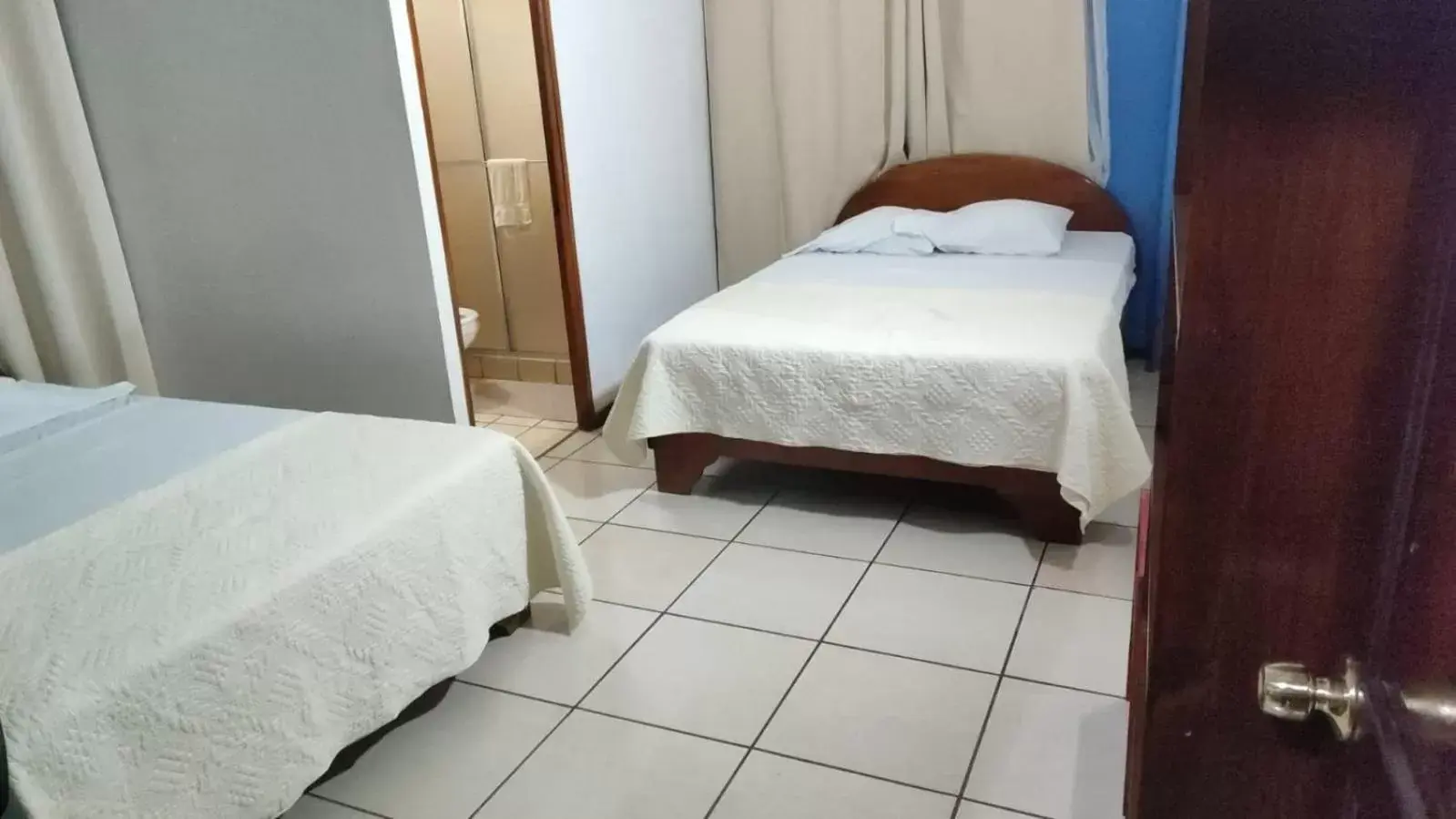 Photo of the whole room, Bed in Sleeping Mountain Arenal
