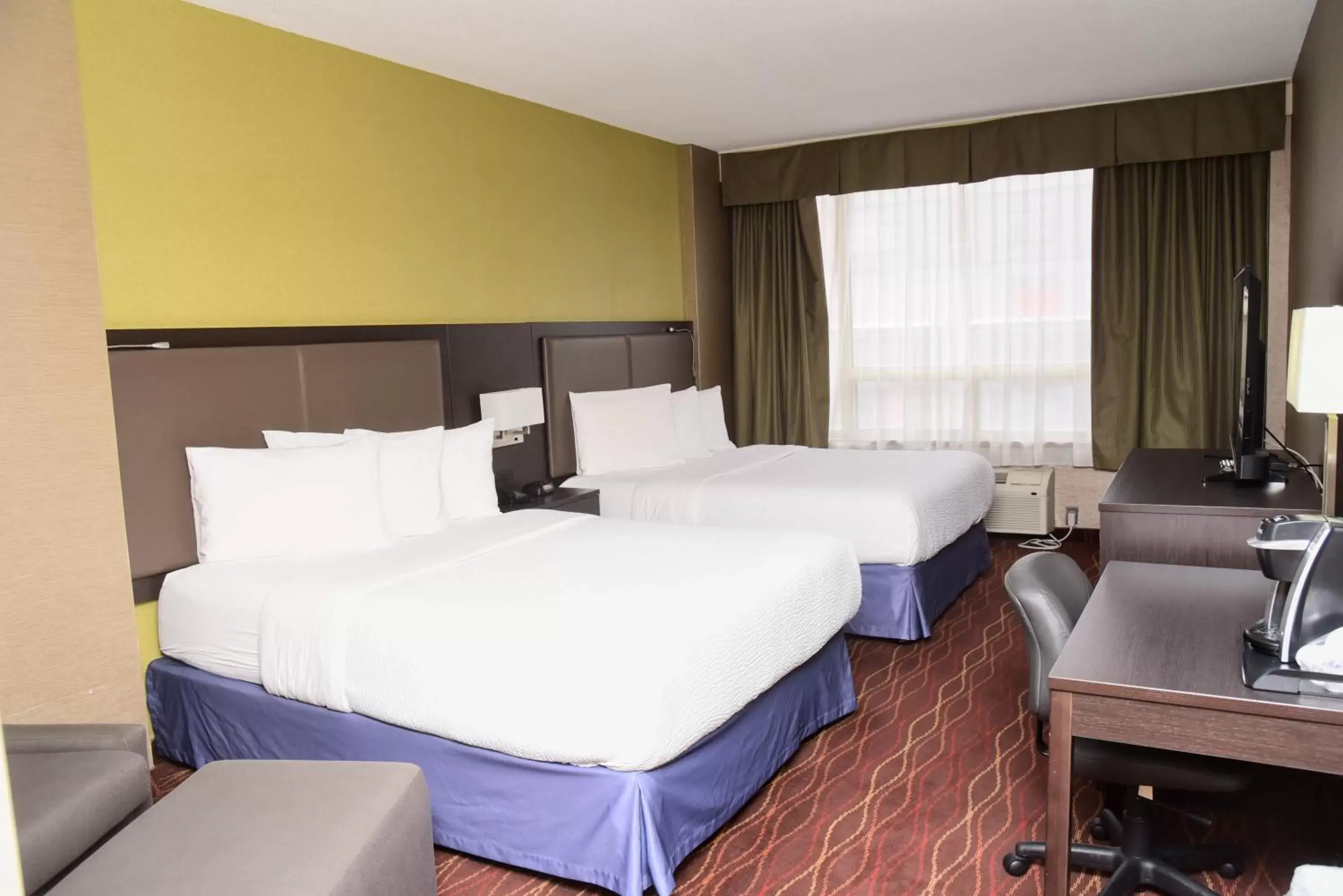 Bedroom, Bed in Days Inn by Wyndham Ottawa