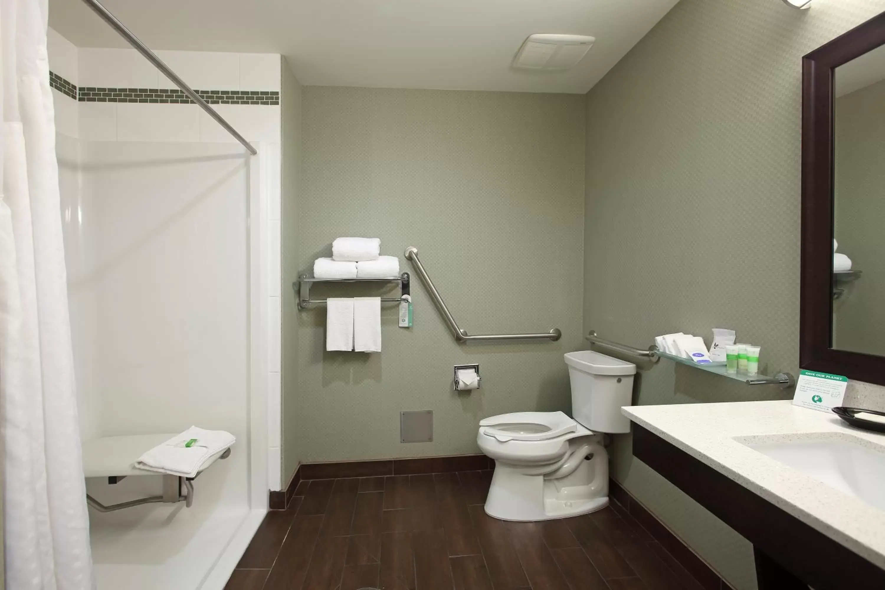 King Room with Roll-In Shower - Disability Access in Best Western Pacific Inn