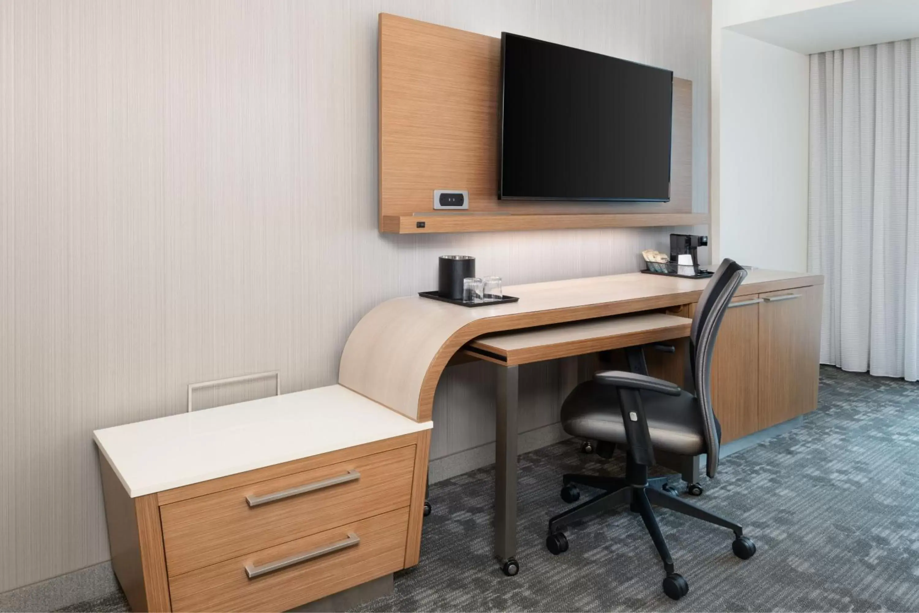 Photo of the whole room, TV/Entertainment Center in Courtyard by Marriott Atlanta Alpharetta/Avalon Area