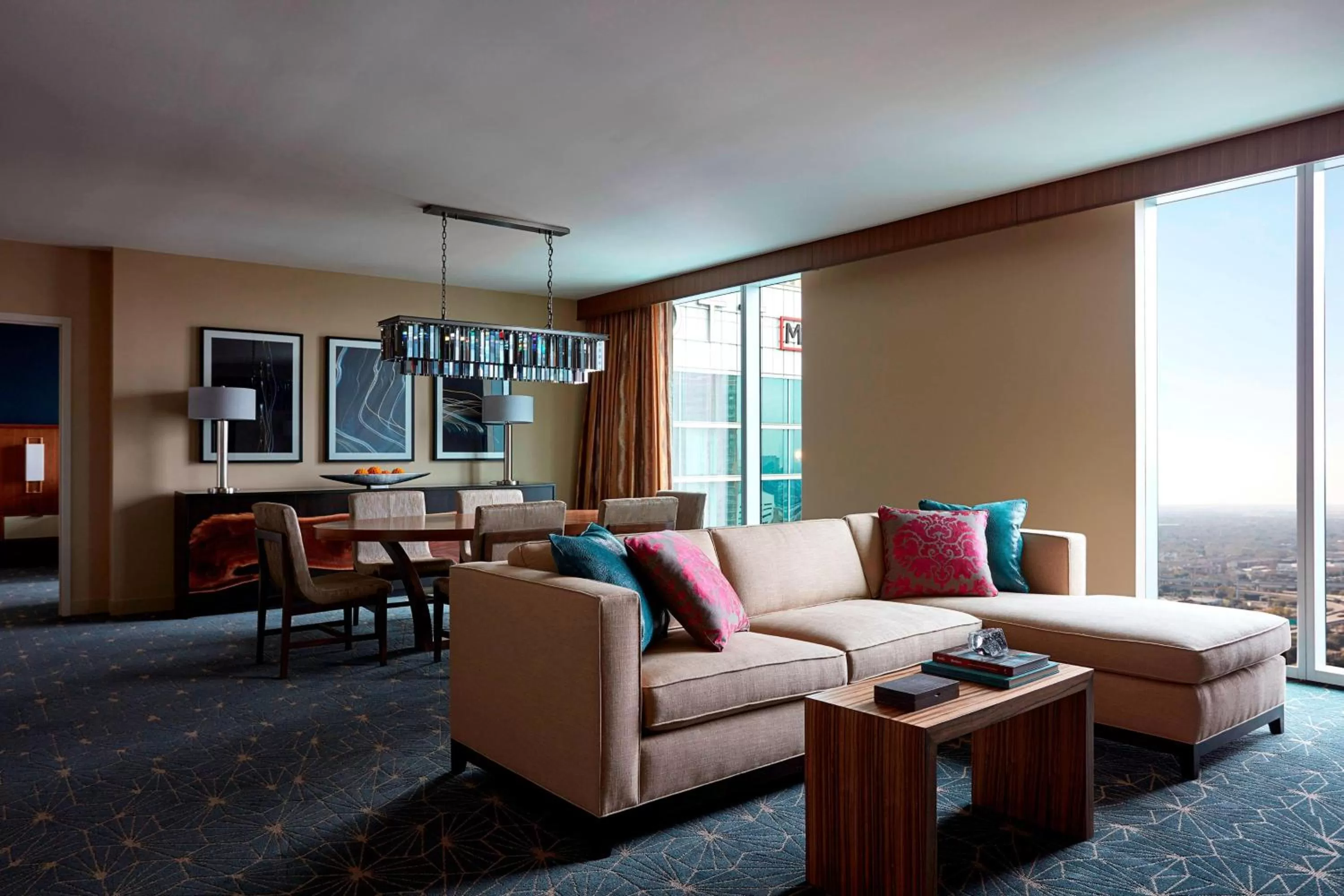 Living room in Marriott Marquis Houston