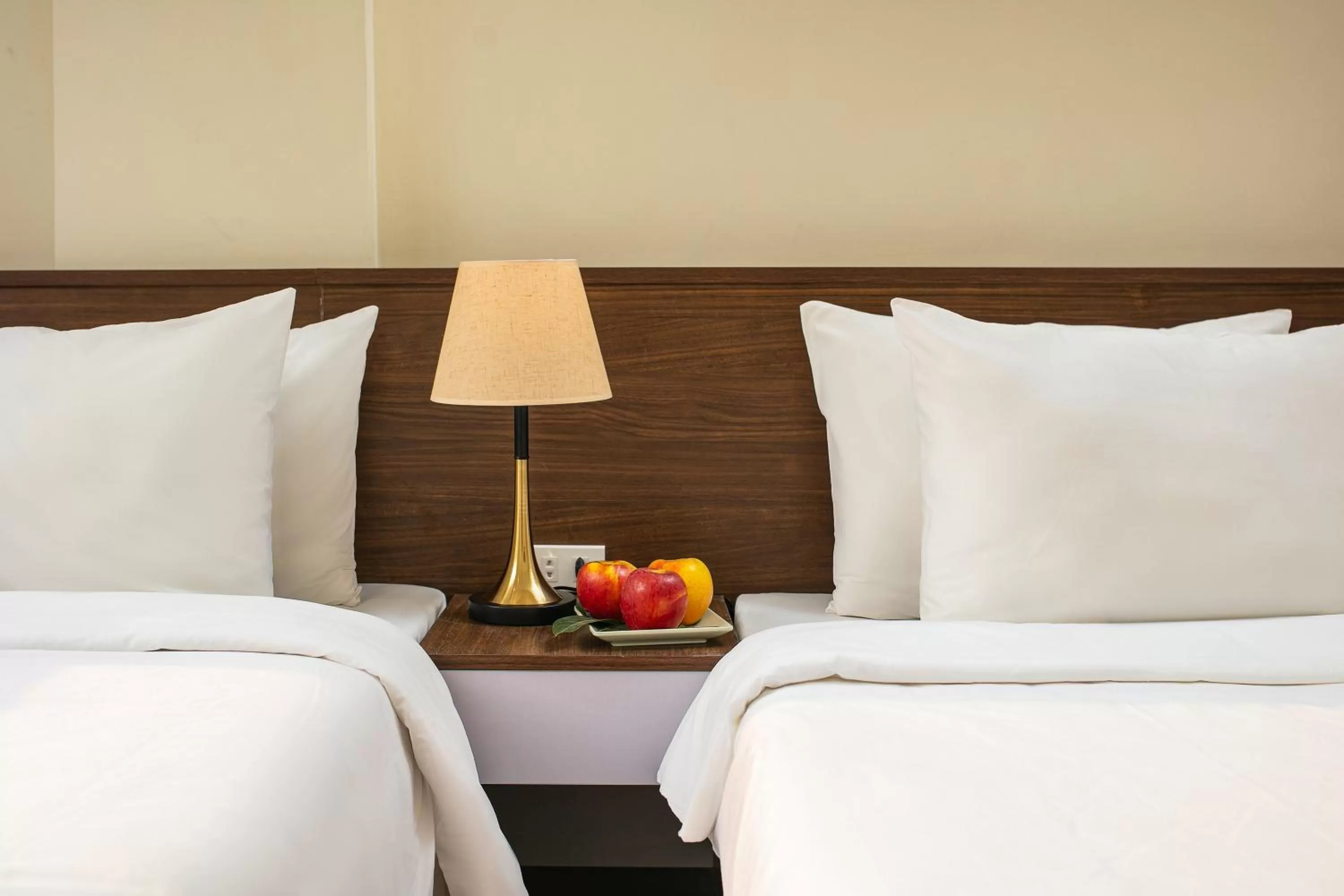 Bed in Queen Cafe Hotel & Pub