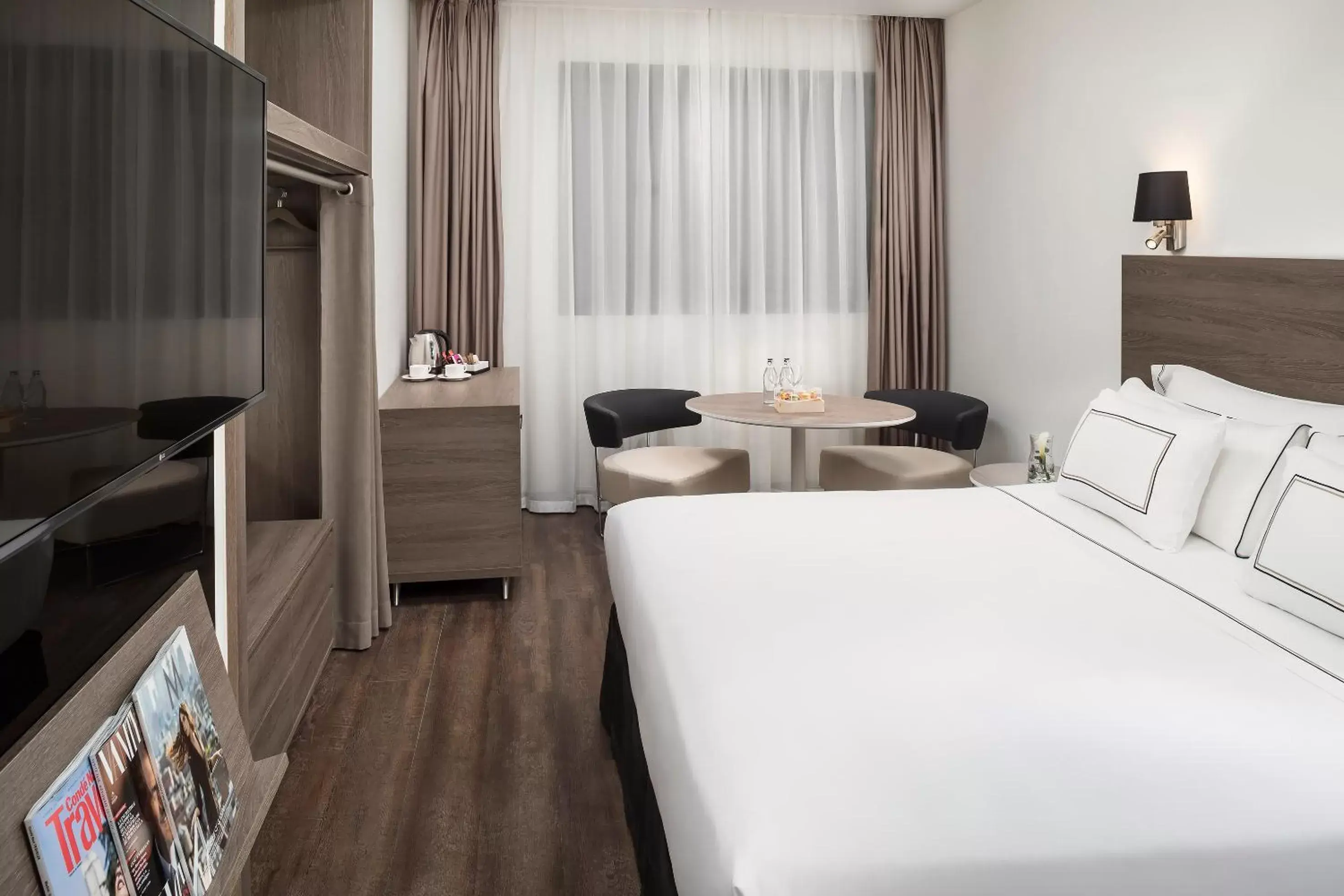 Photo of the whole room, Bed in Melia Madrid Serrano