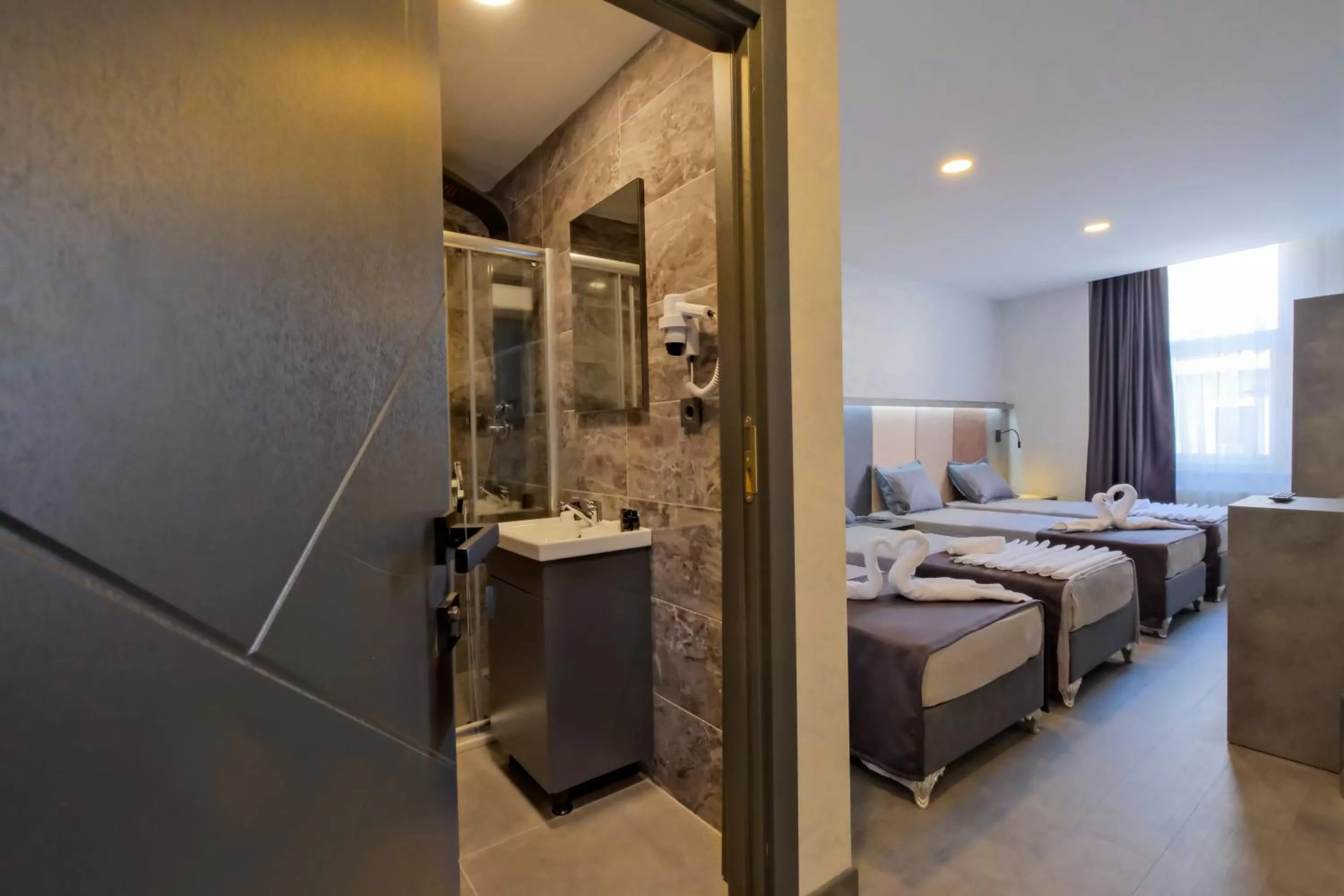 Photo of the whole room, Bed in The Queen Hotel