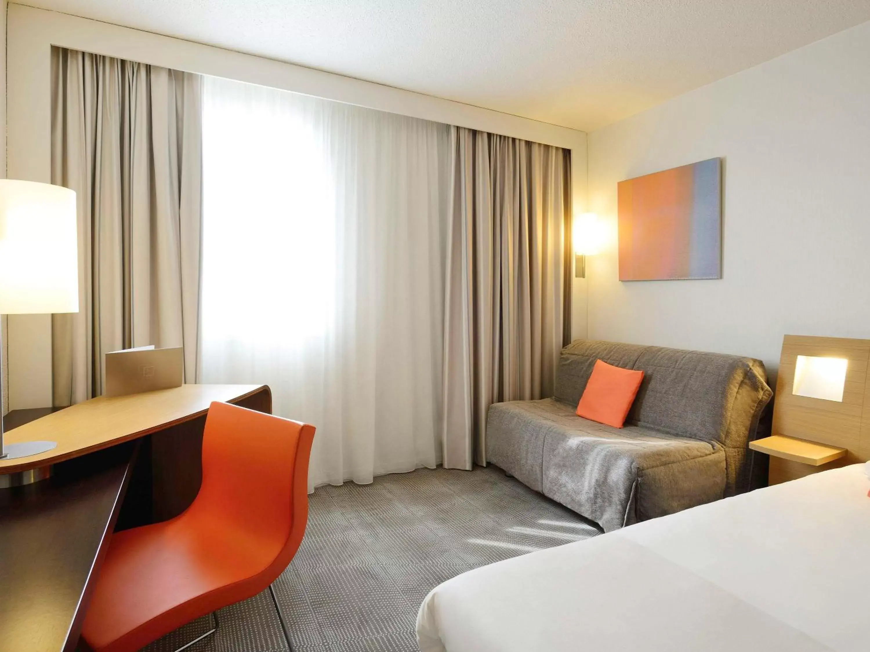 Bedroom, Seating Area in Novotel Amboise