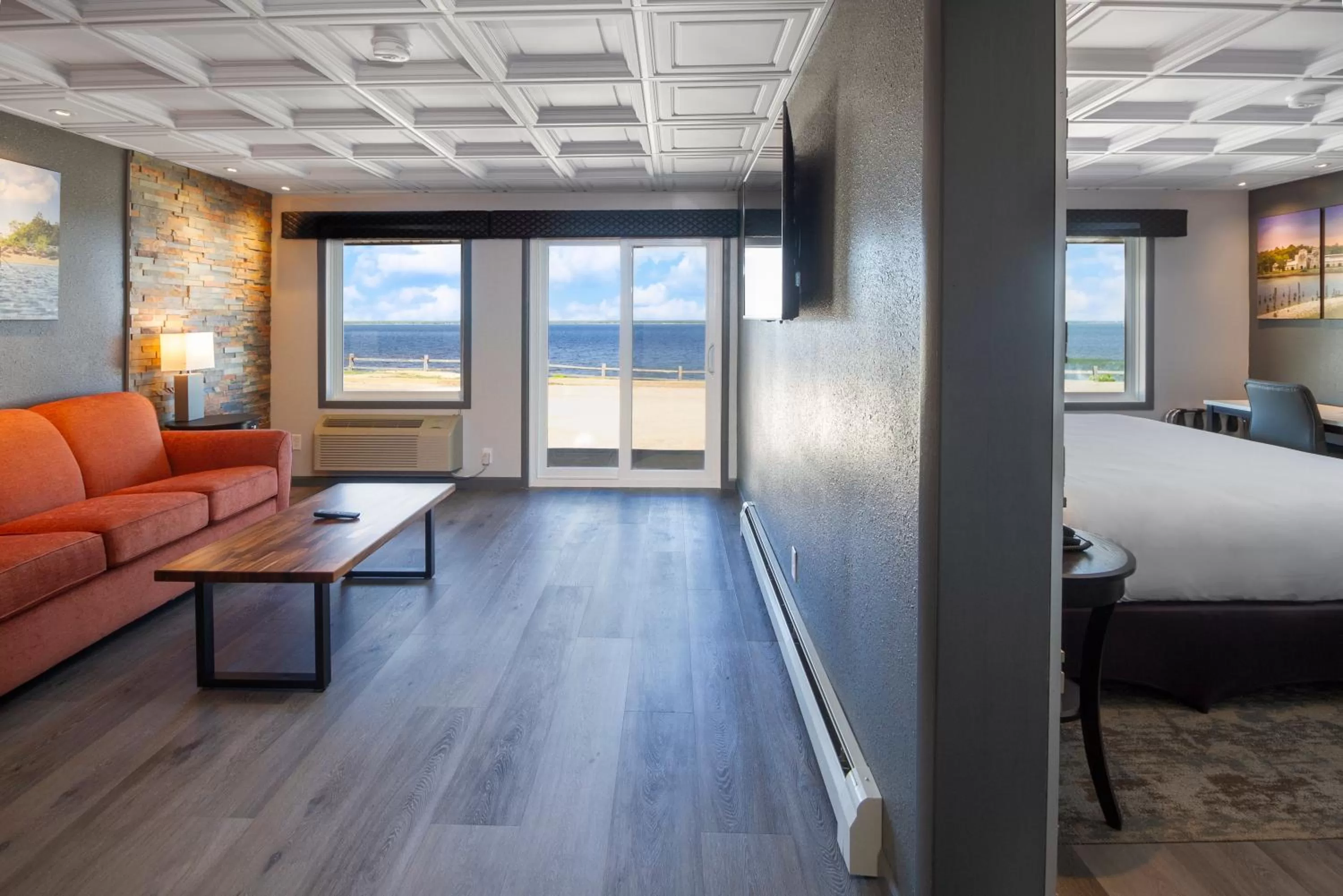 Living room, Bed in Terrace Bay Hotel - Lakefront