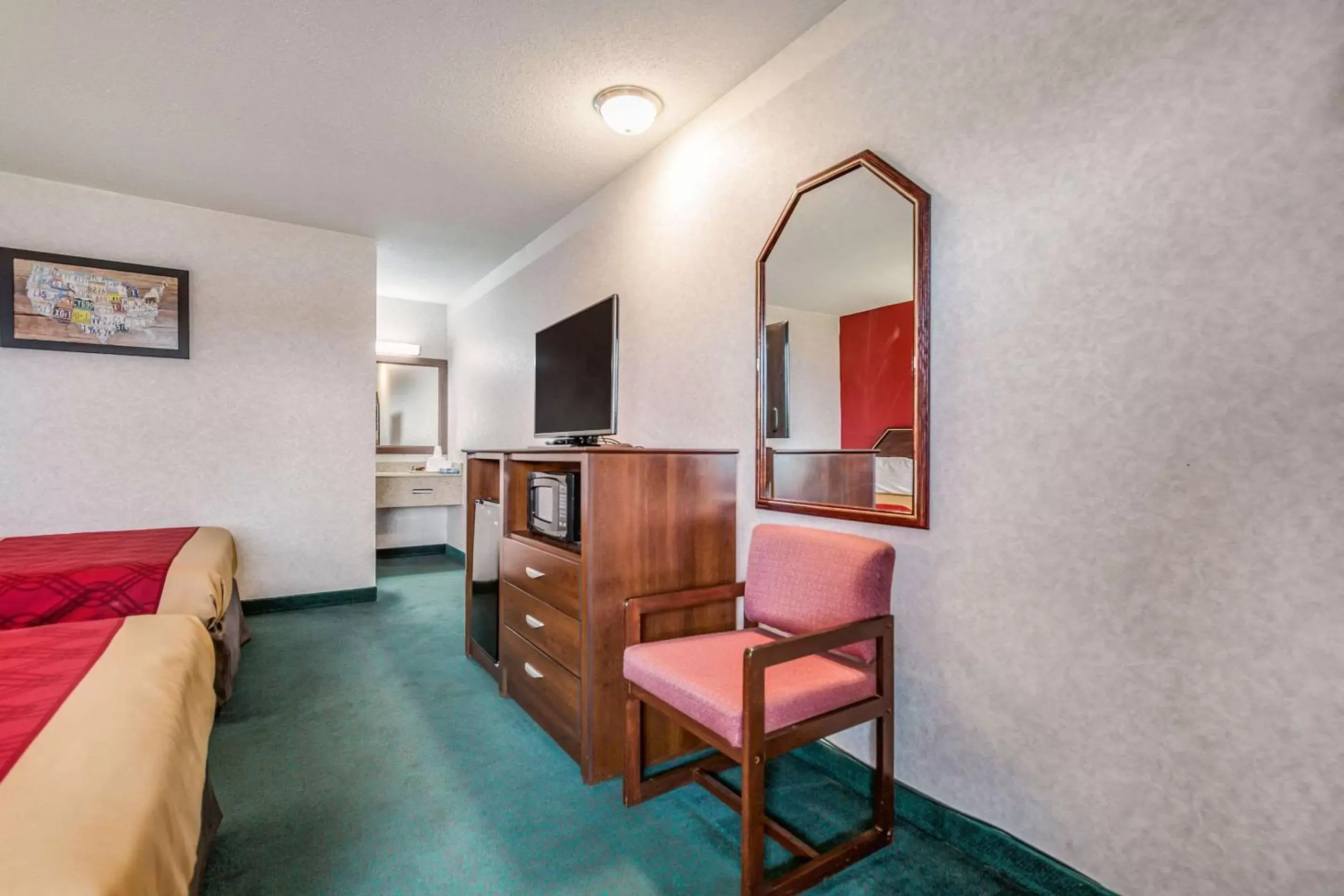 Photo of the whole room, Dining Area in Economy Inn