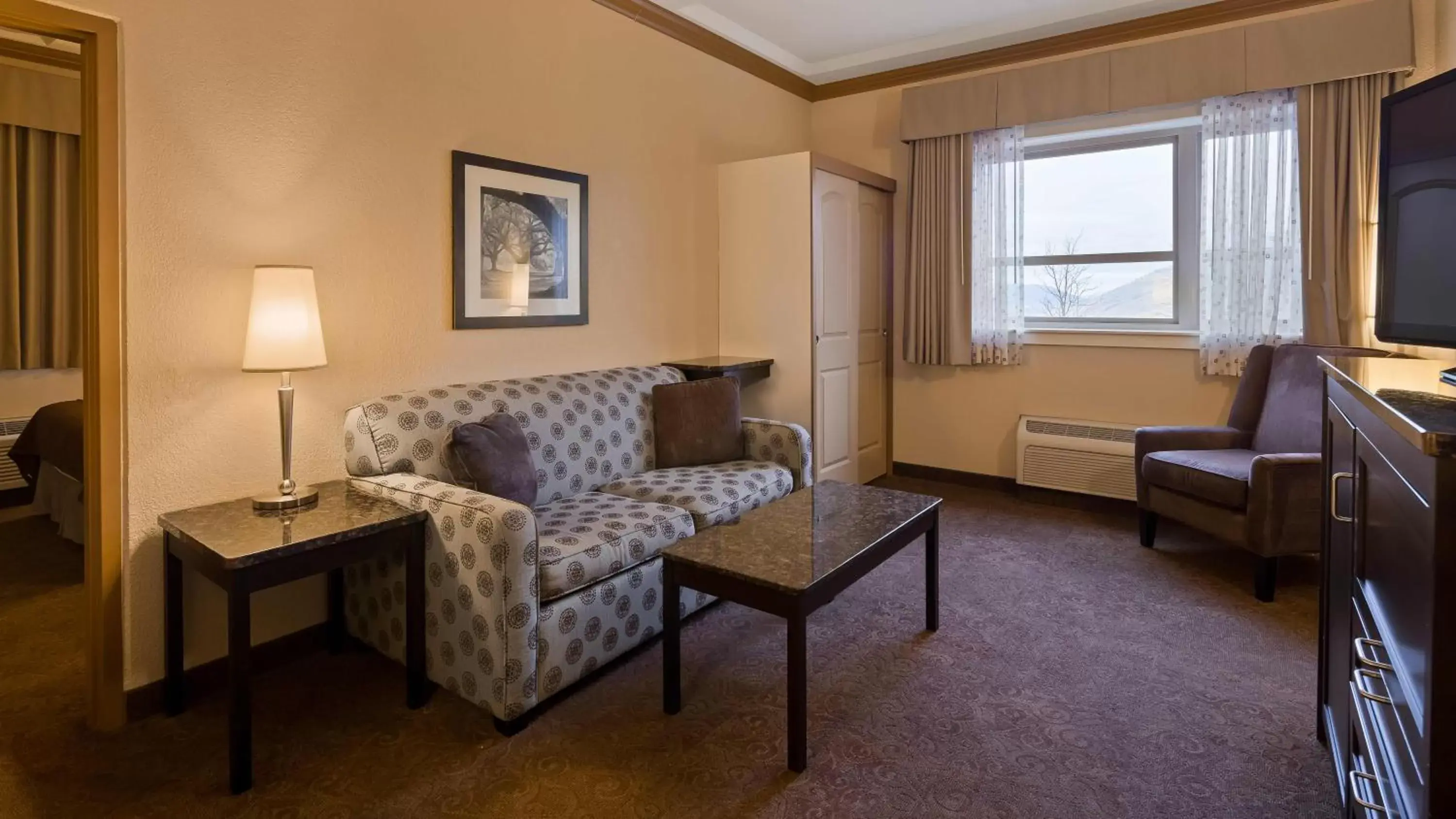 Bed, Seating Area in Best Western Plus Kamloops Hotel