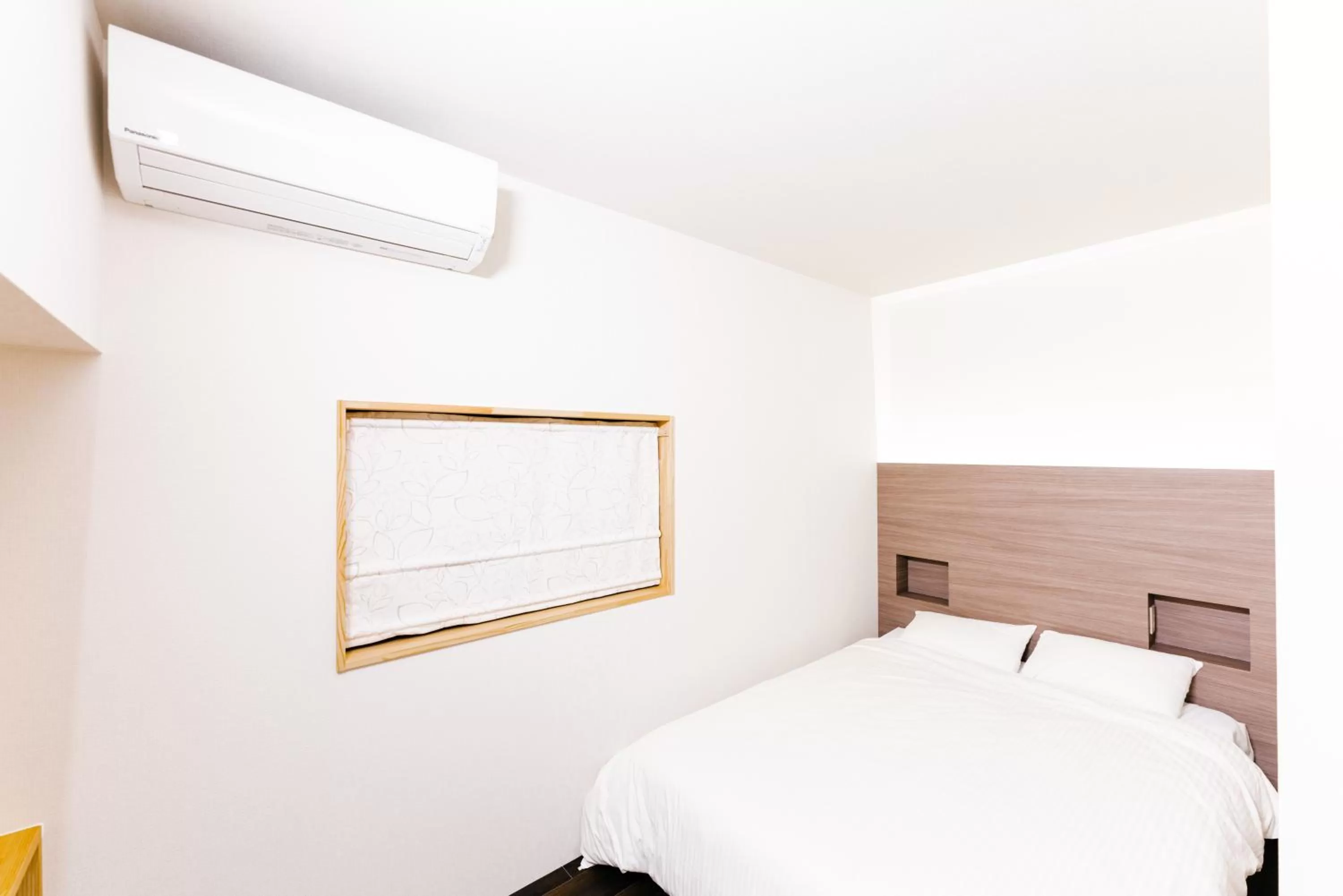 Bed in B&B MIKAWA Info Centre - Kanazawa Fish Harbour