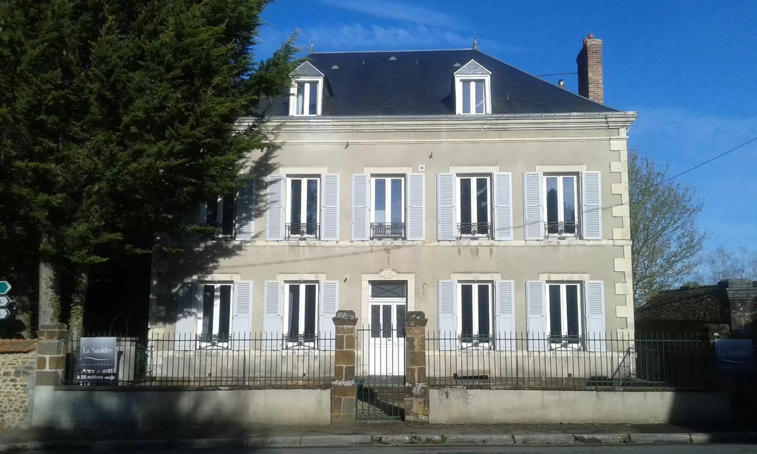 Facade/entrance, Property Building in La Sauldre