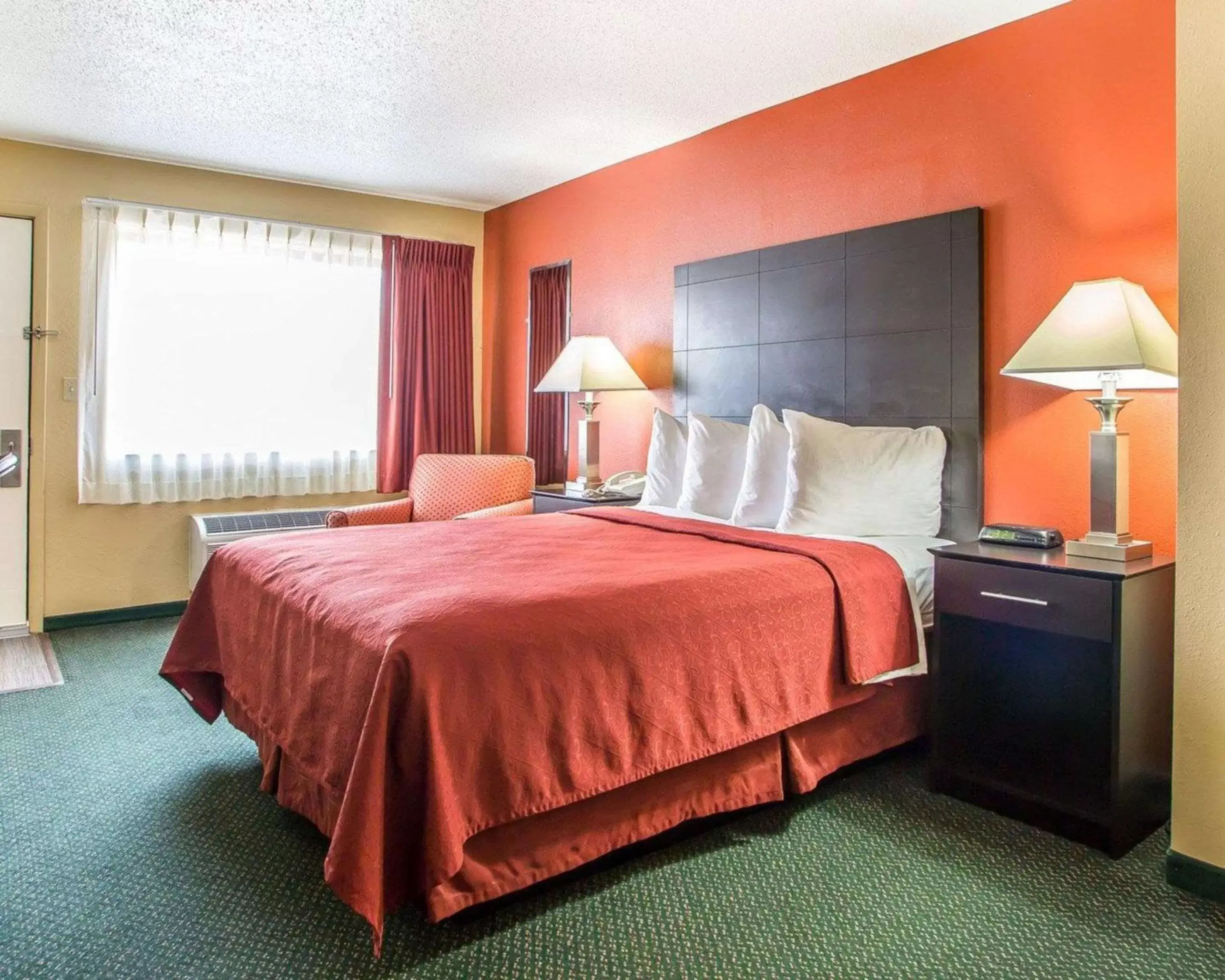 Photo of the whole room, Bed in Quality Inn Morton at I-74