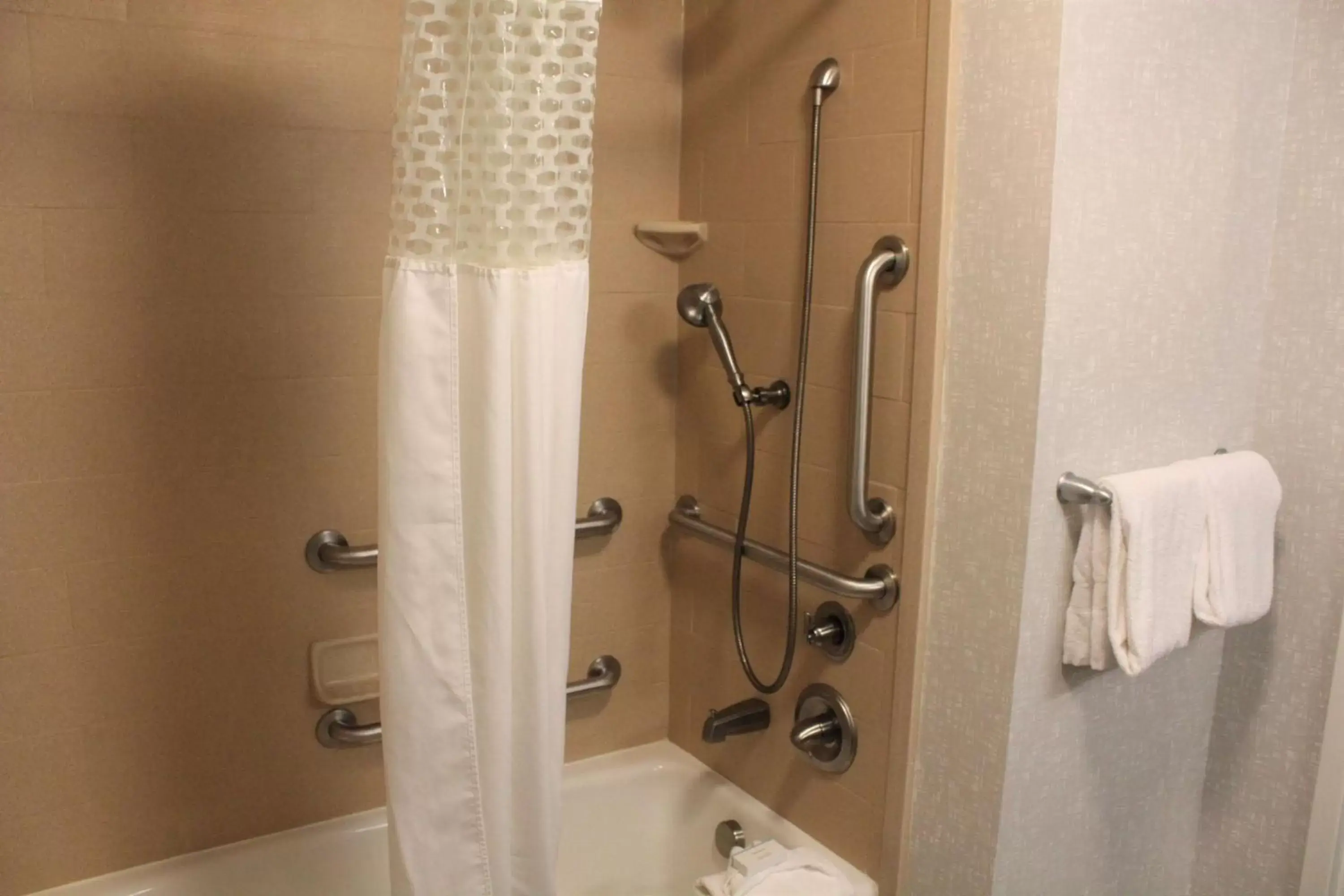 Bathroom in Hampton Inn Indianapolis NW/Zionsville