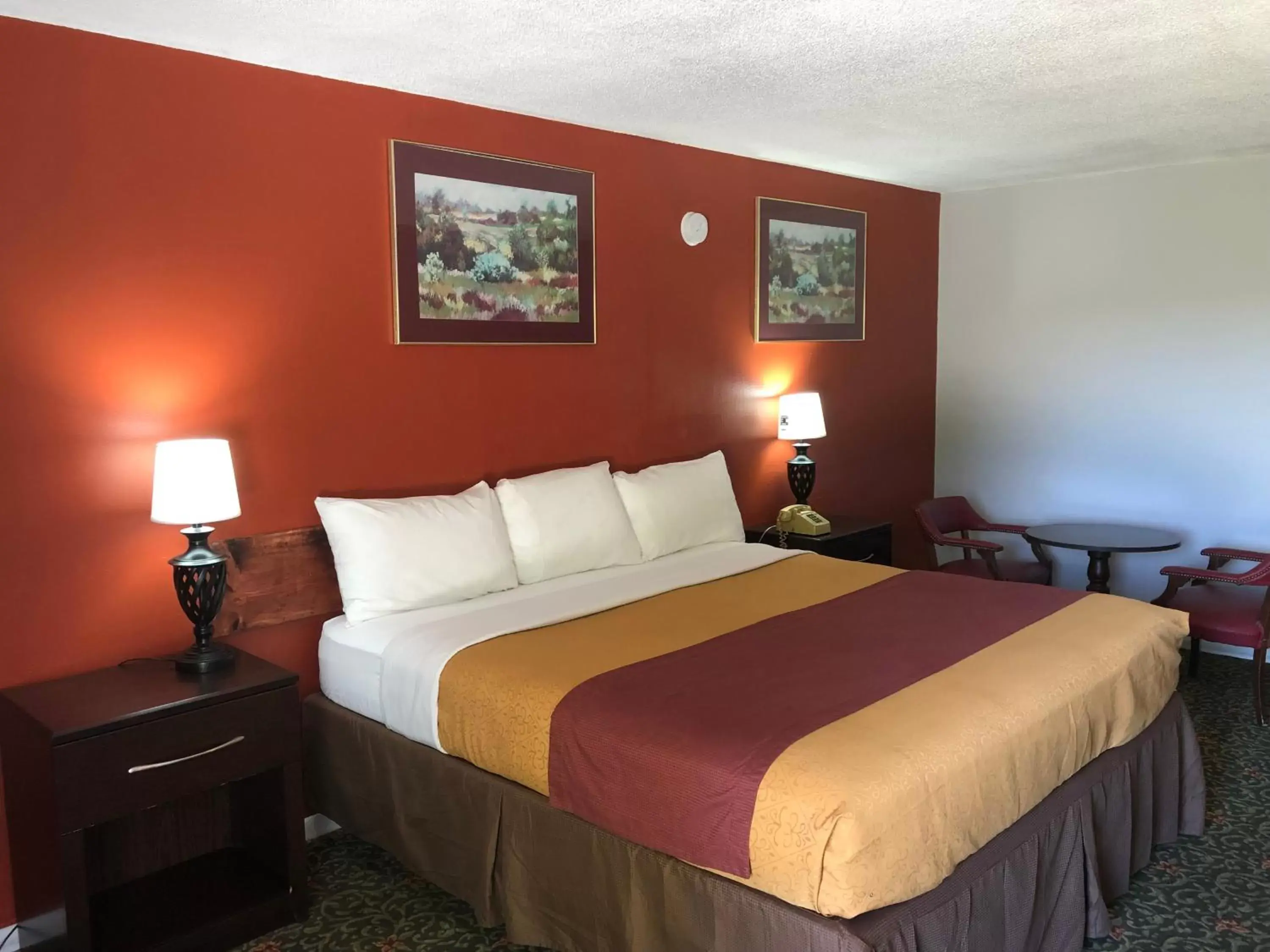 Bedroom, Bed in Budget Host Inn