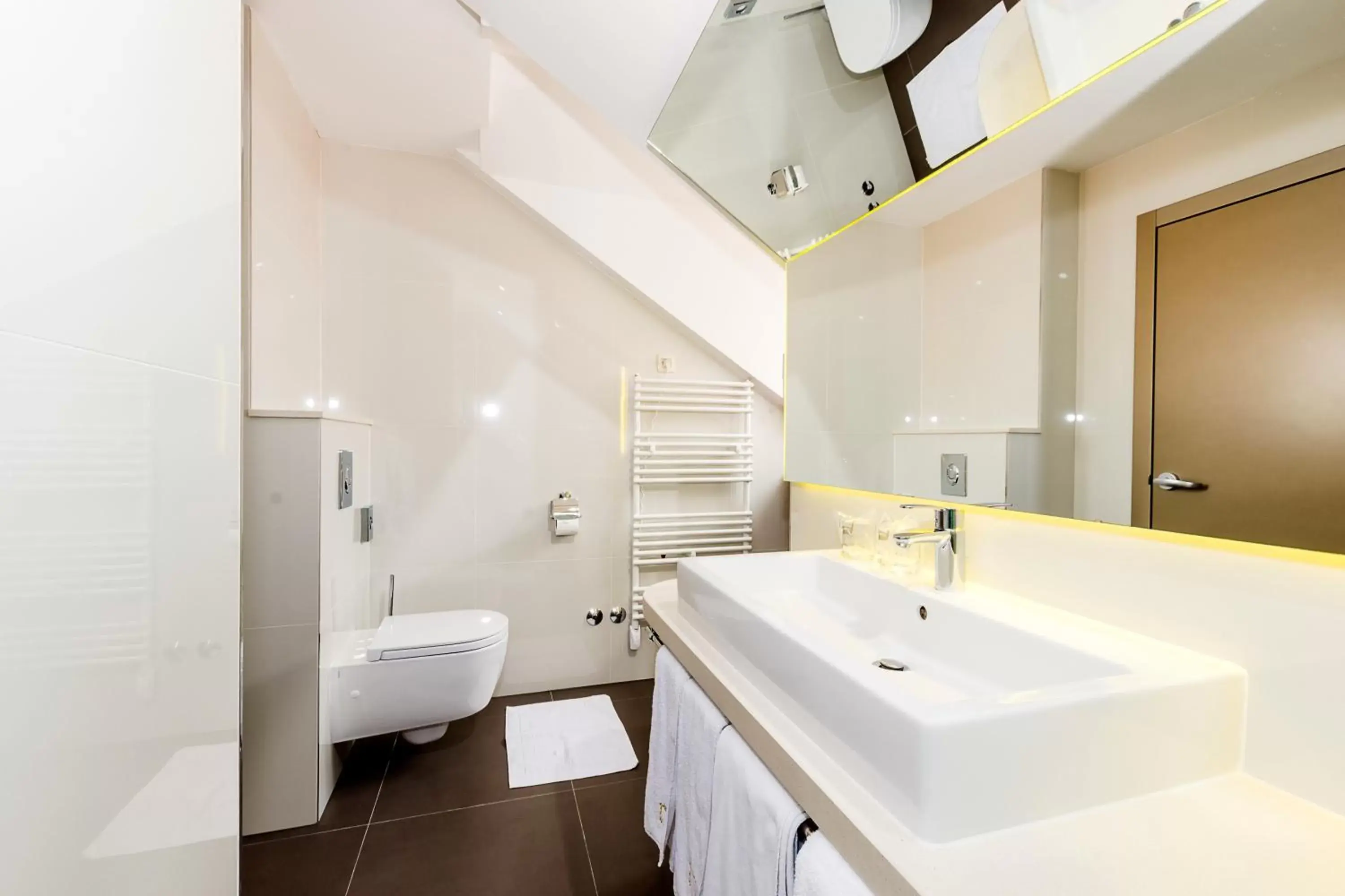 Toilet, Bathroom in Hotel Marul