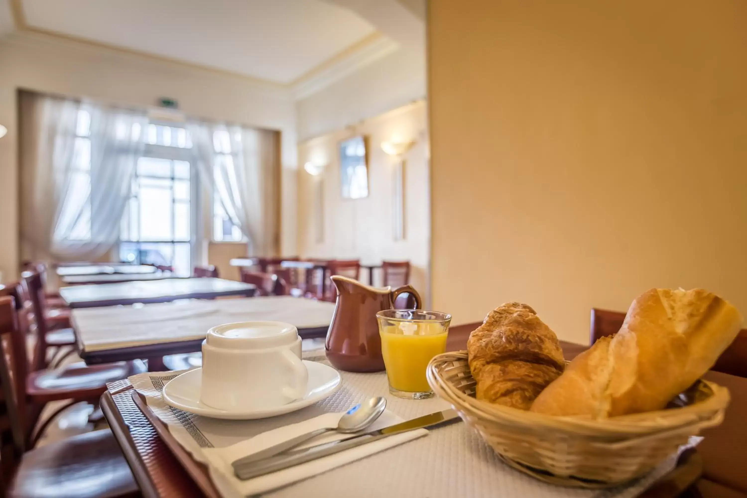 Communal lounge/ TV room, Breakfast in Hôtel Saint Maurice