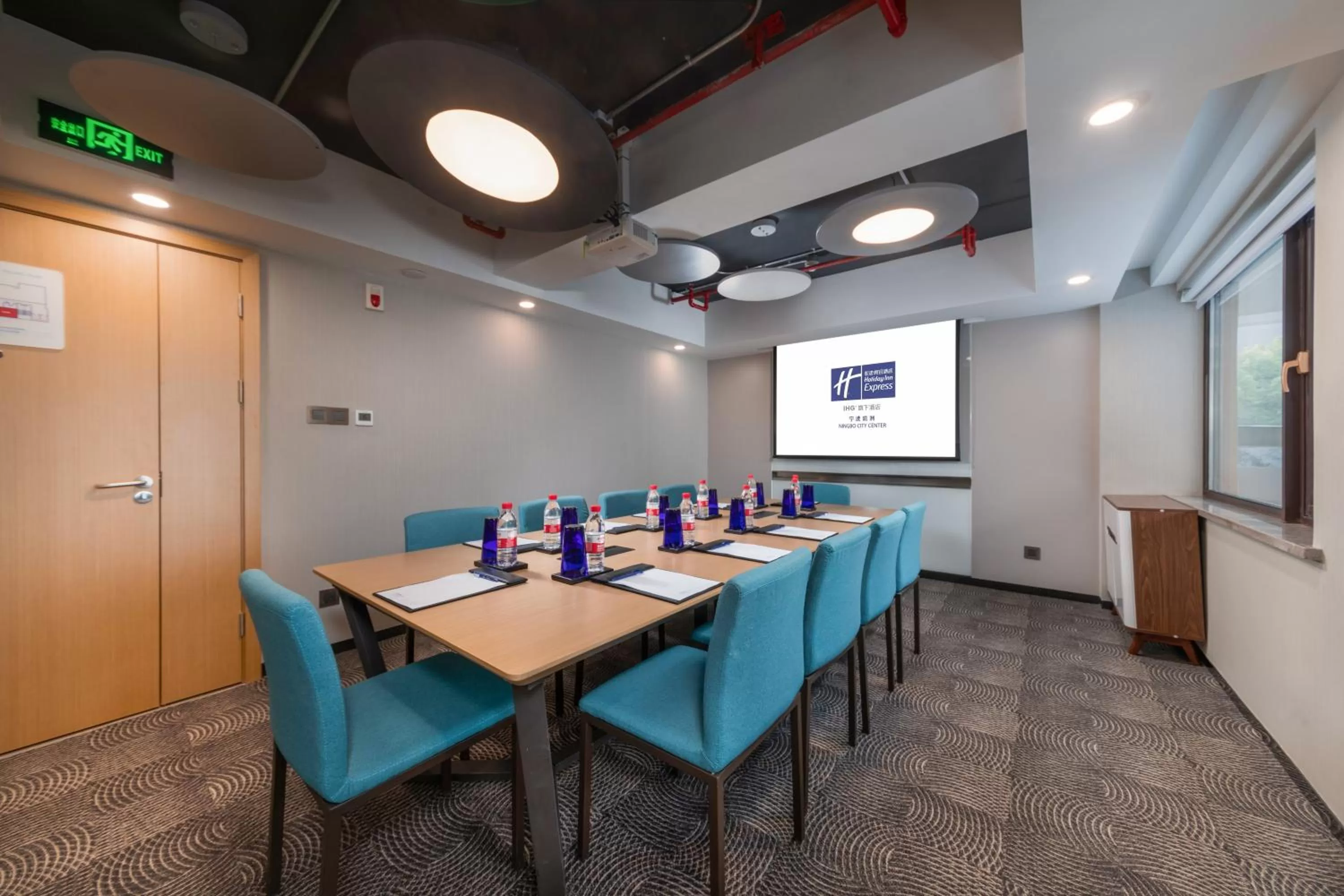 Meeting/conference room in Holiday Inn Express Ningbo City Center by IHG