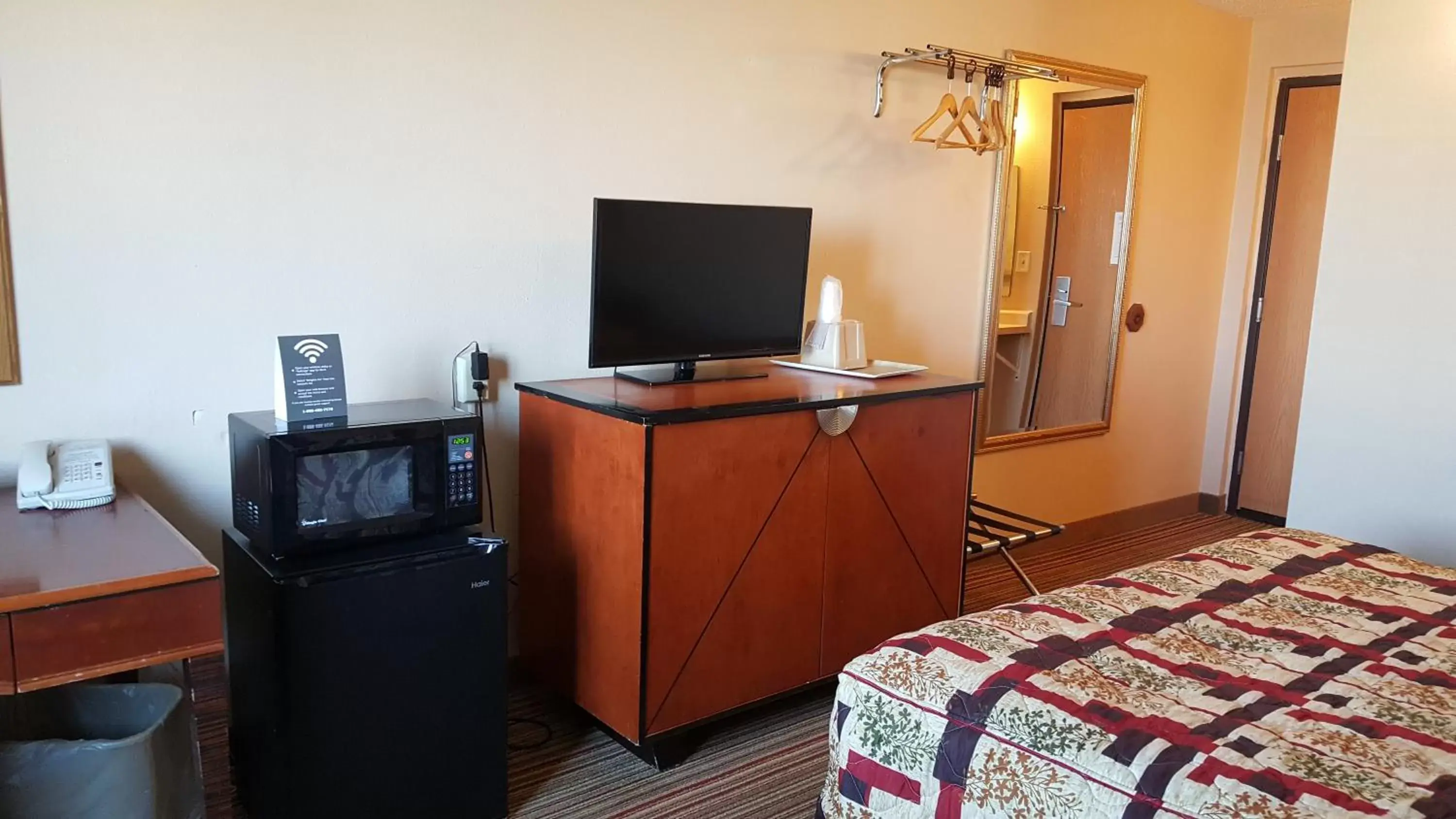Bedroom, TV/Entertainment Center in Knights Inn and Suites - Grand Forks