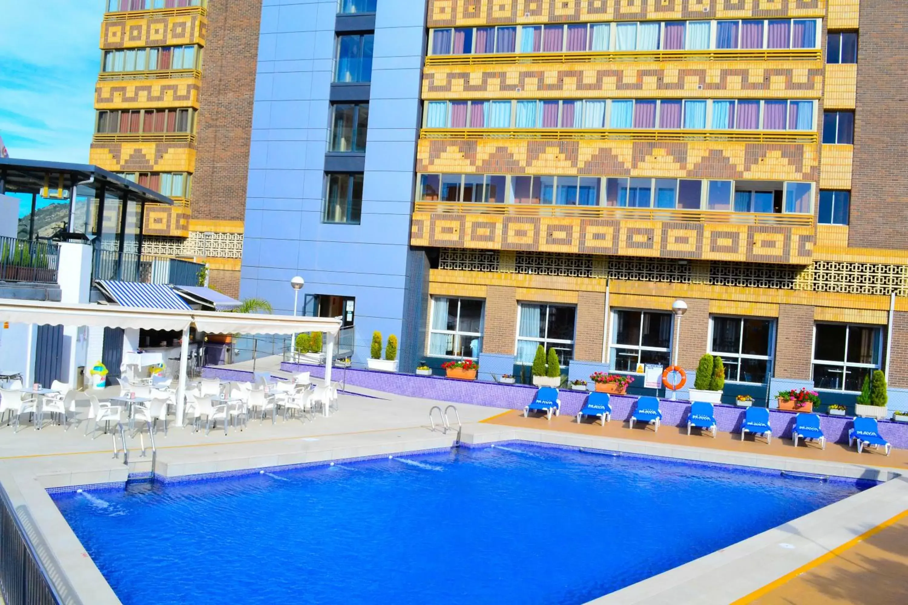 Swimming Pool in Hotel Maya Alicante