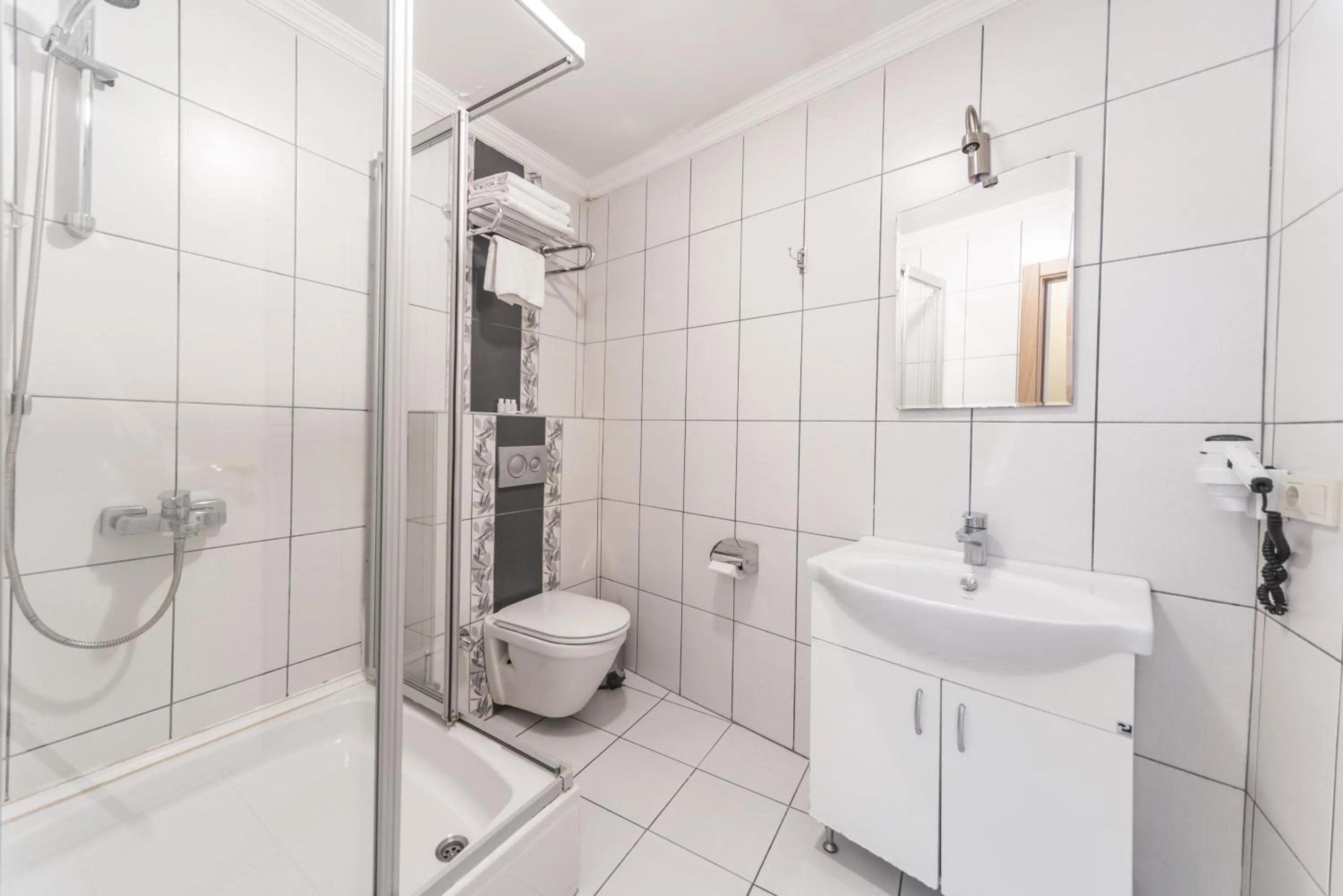 Shower in Tayahatun Hotel