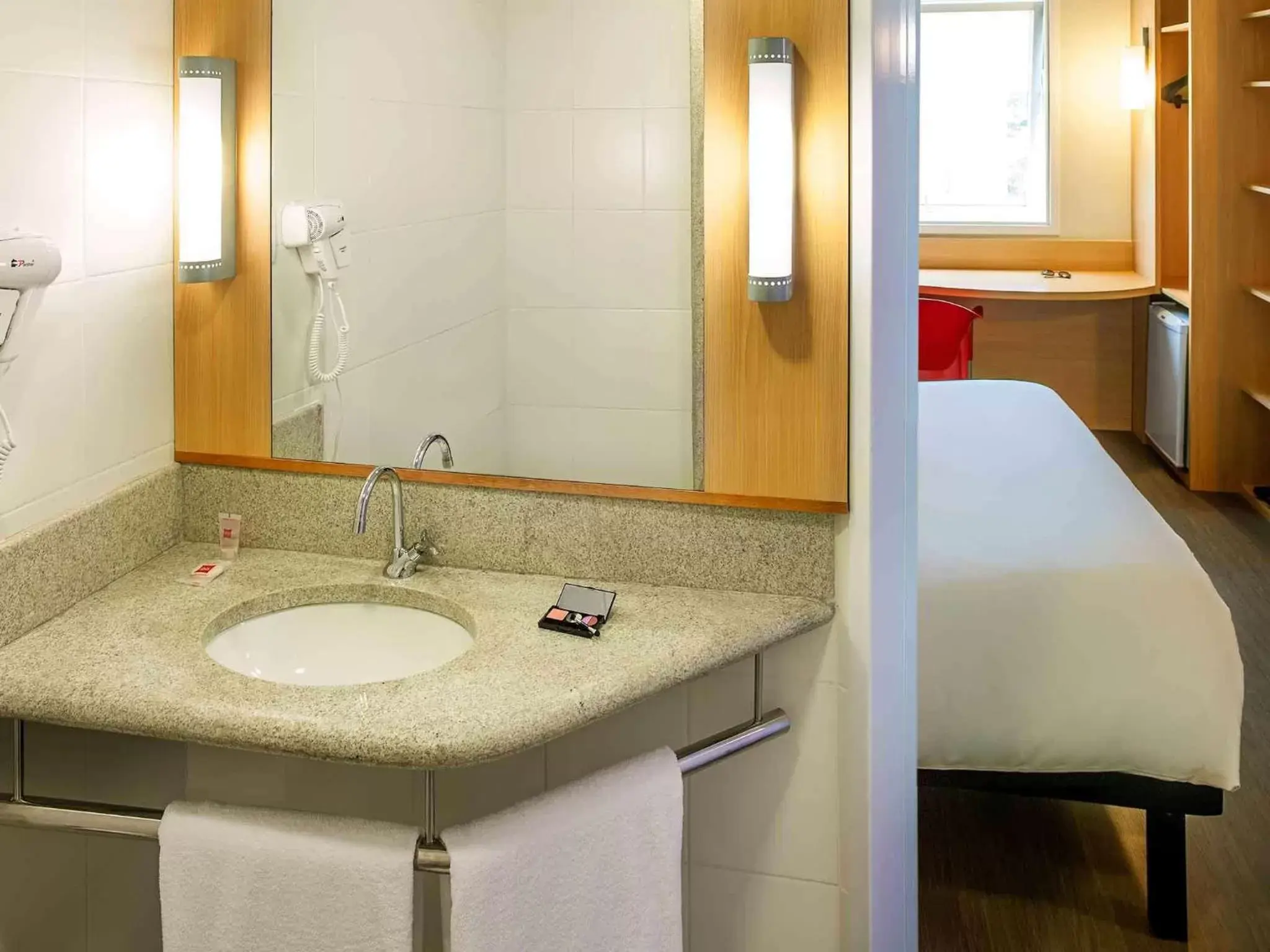 Photo of the whole room, Bathroom in ibis Imperatriz