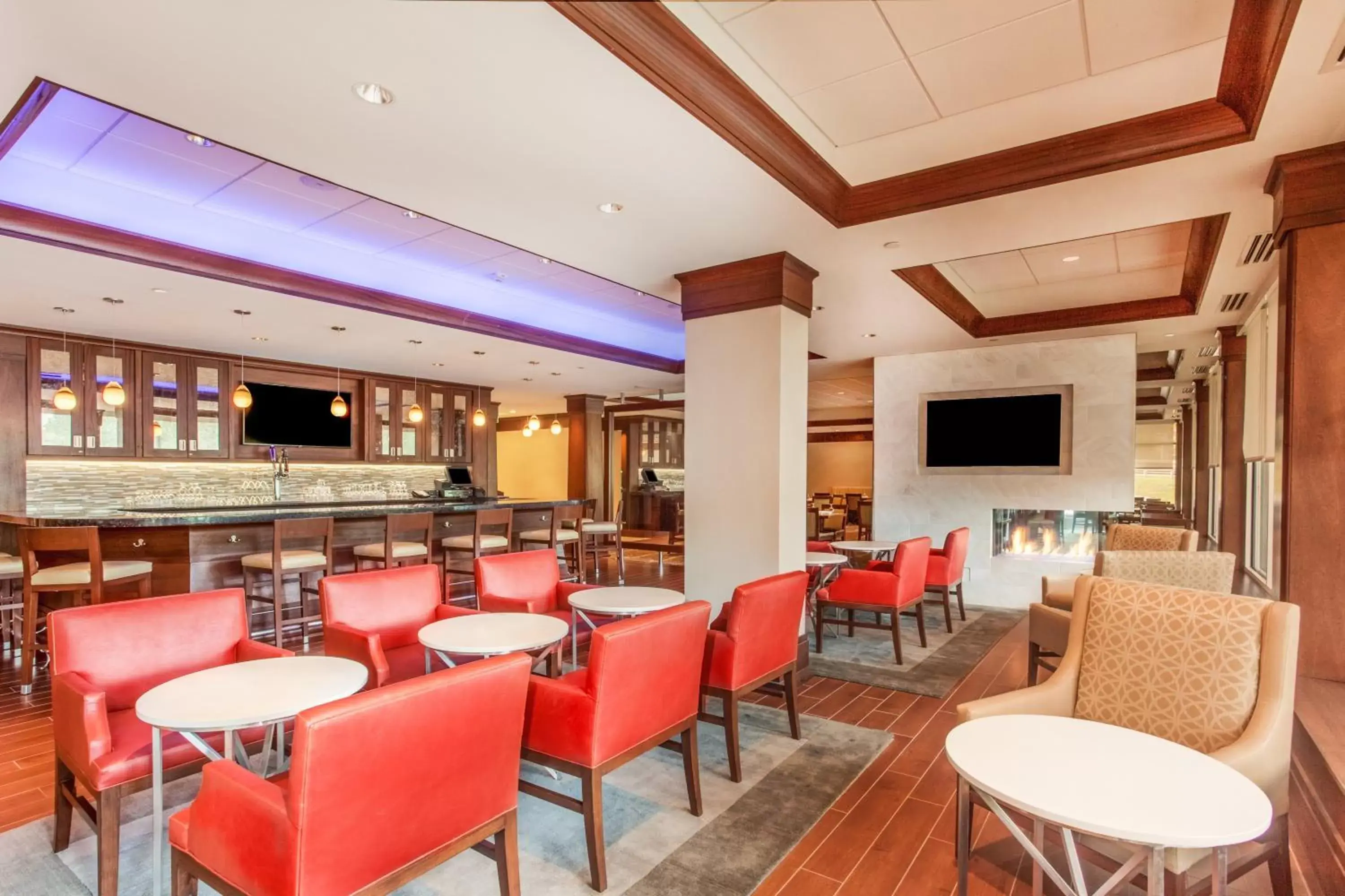 Lounge or bar, Restaurant/Places to Eat in Holiday Inn Charlottesville-Monticello, an IHG Hotel