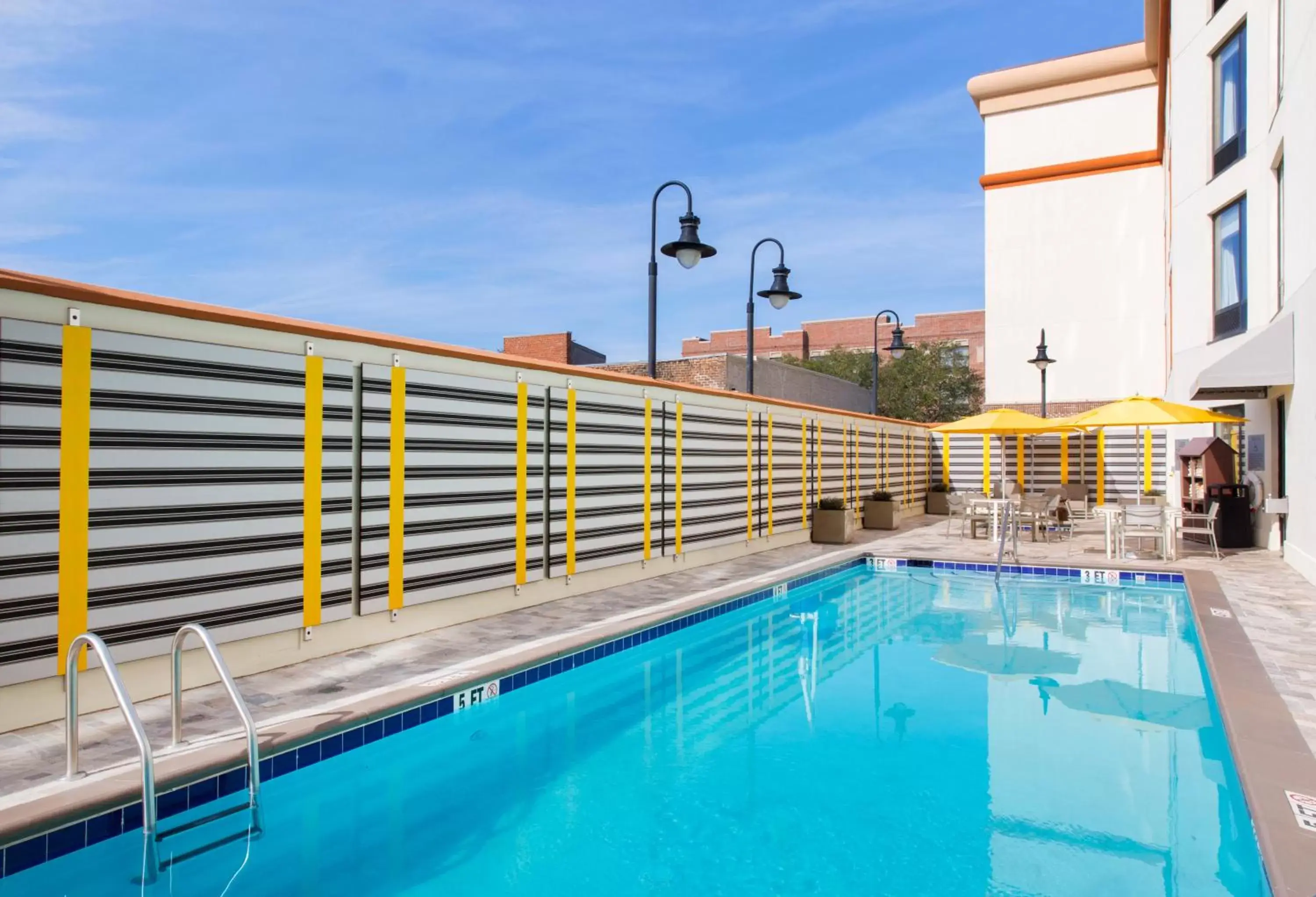 Swimming pool, Property Building in DoubleTree by Hilton Historic Savannah