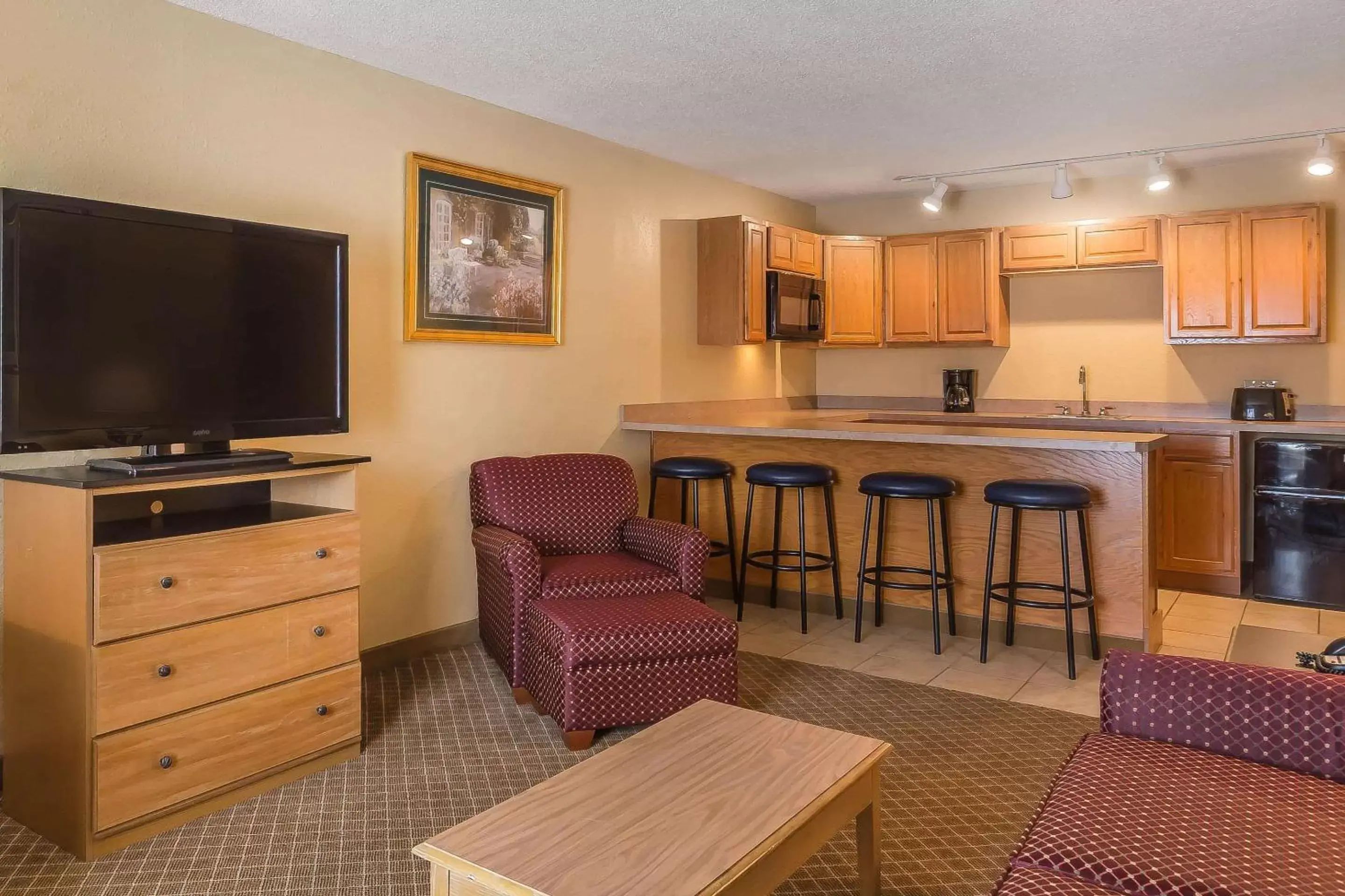 Photo of the whole room, Kitchen/Kitchenette in Quality Inn Perrysburg