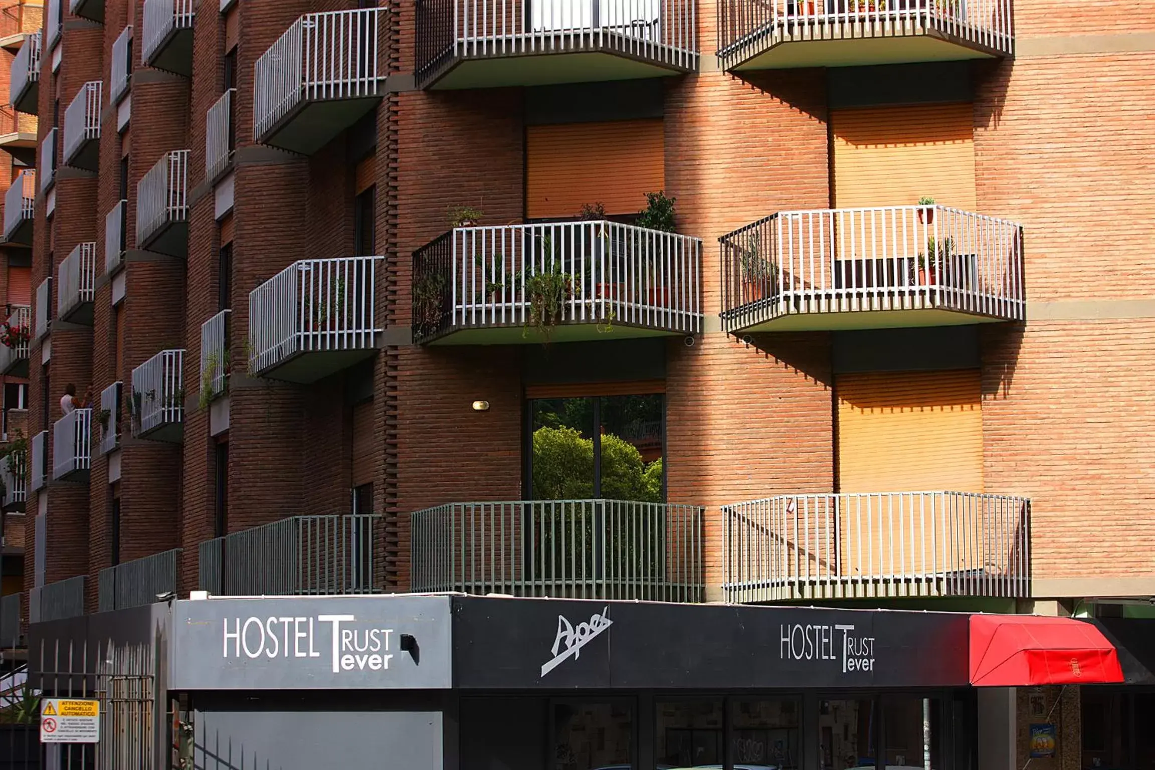 Facade/entrance in Hostel Trastevere Facade/entrance in Hostel Trastevere