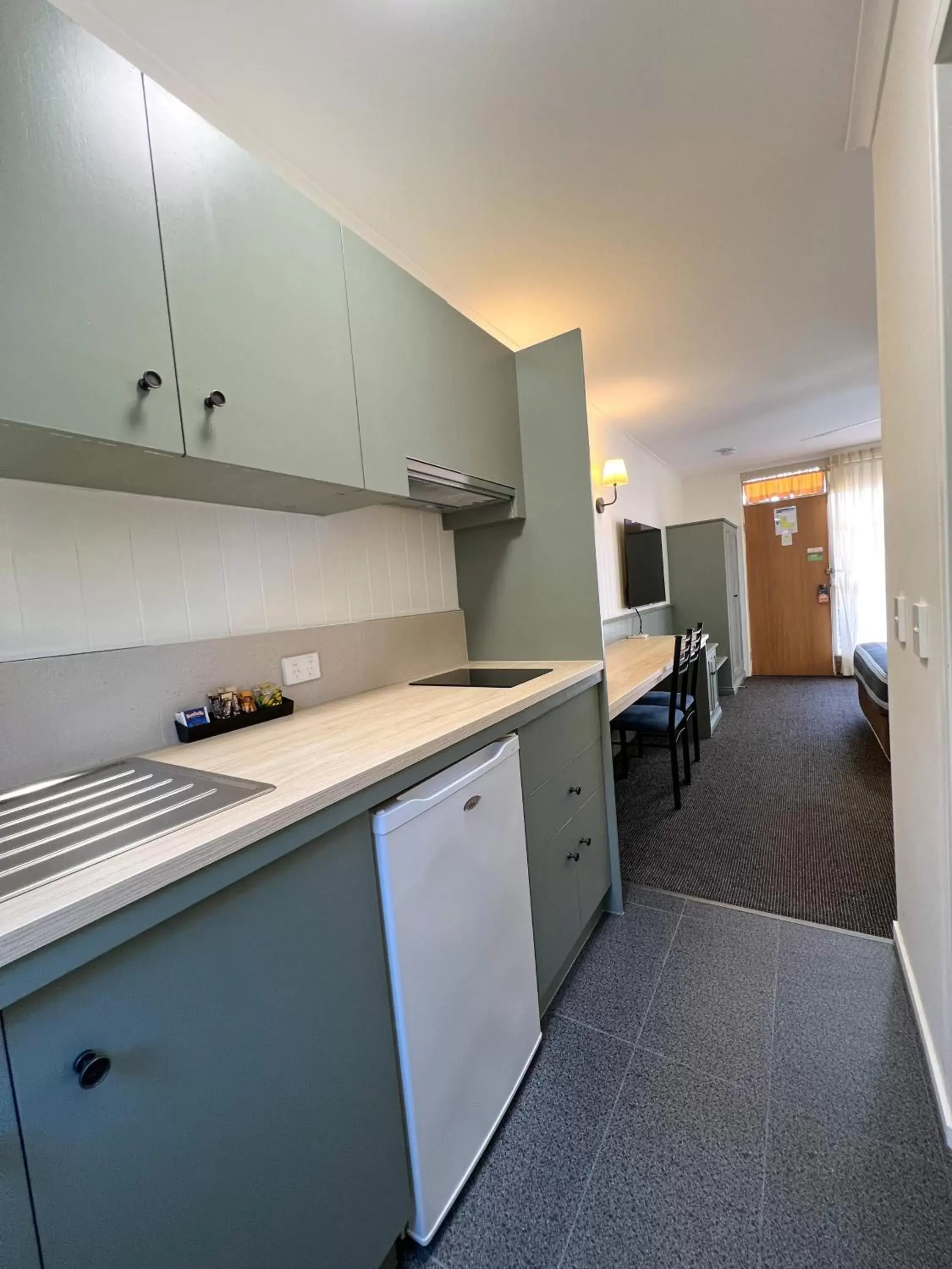 Kitchen/Kitchenette in Summerhill Motor Inn