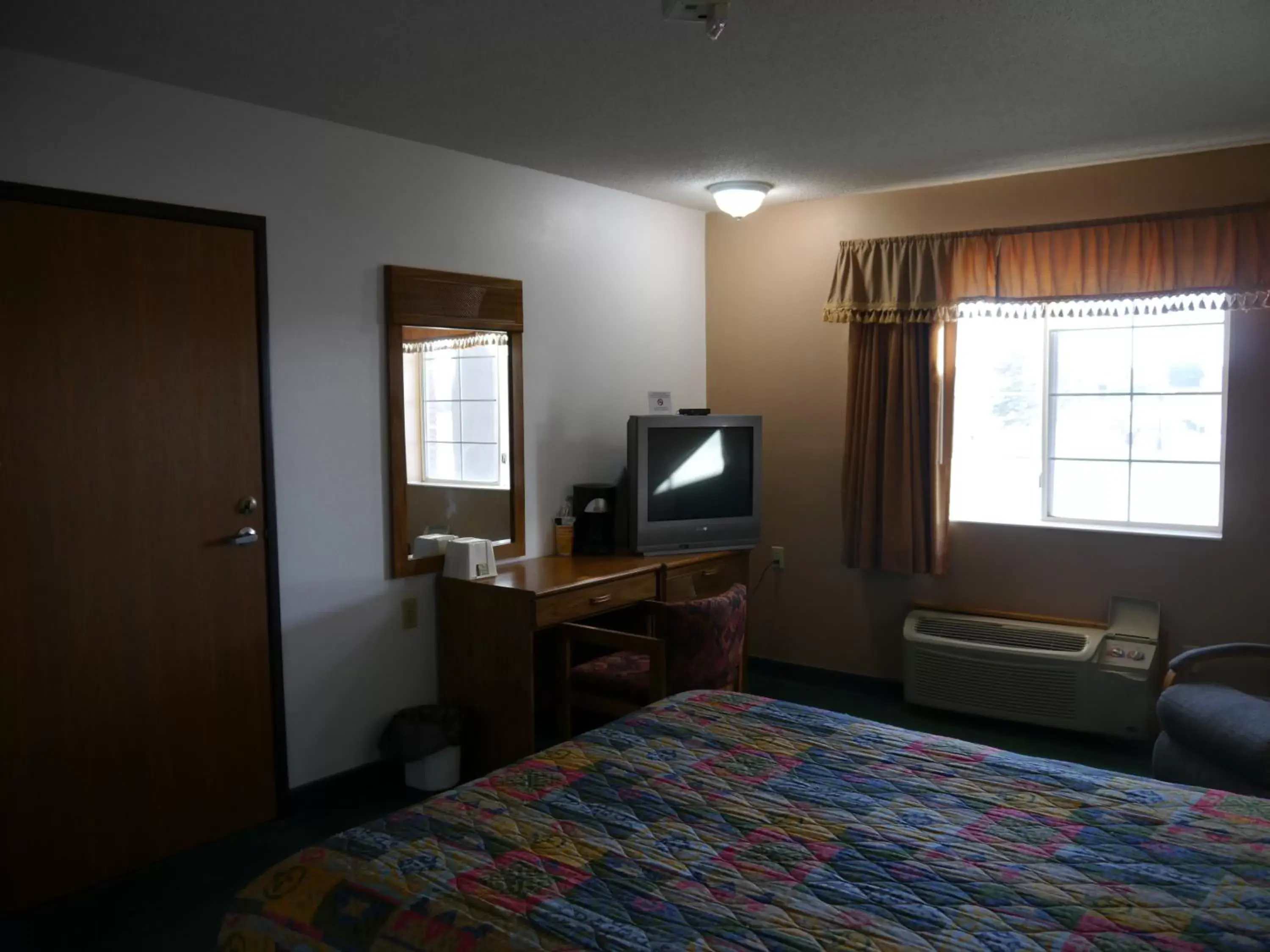 Day, Bed in Westwood Inn & Suites - Kimball