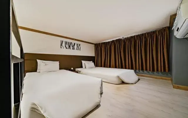 Bed in Hotel Hue Loft