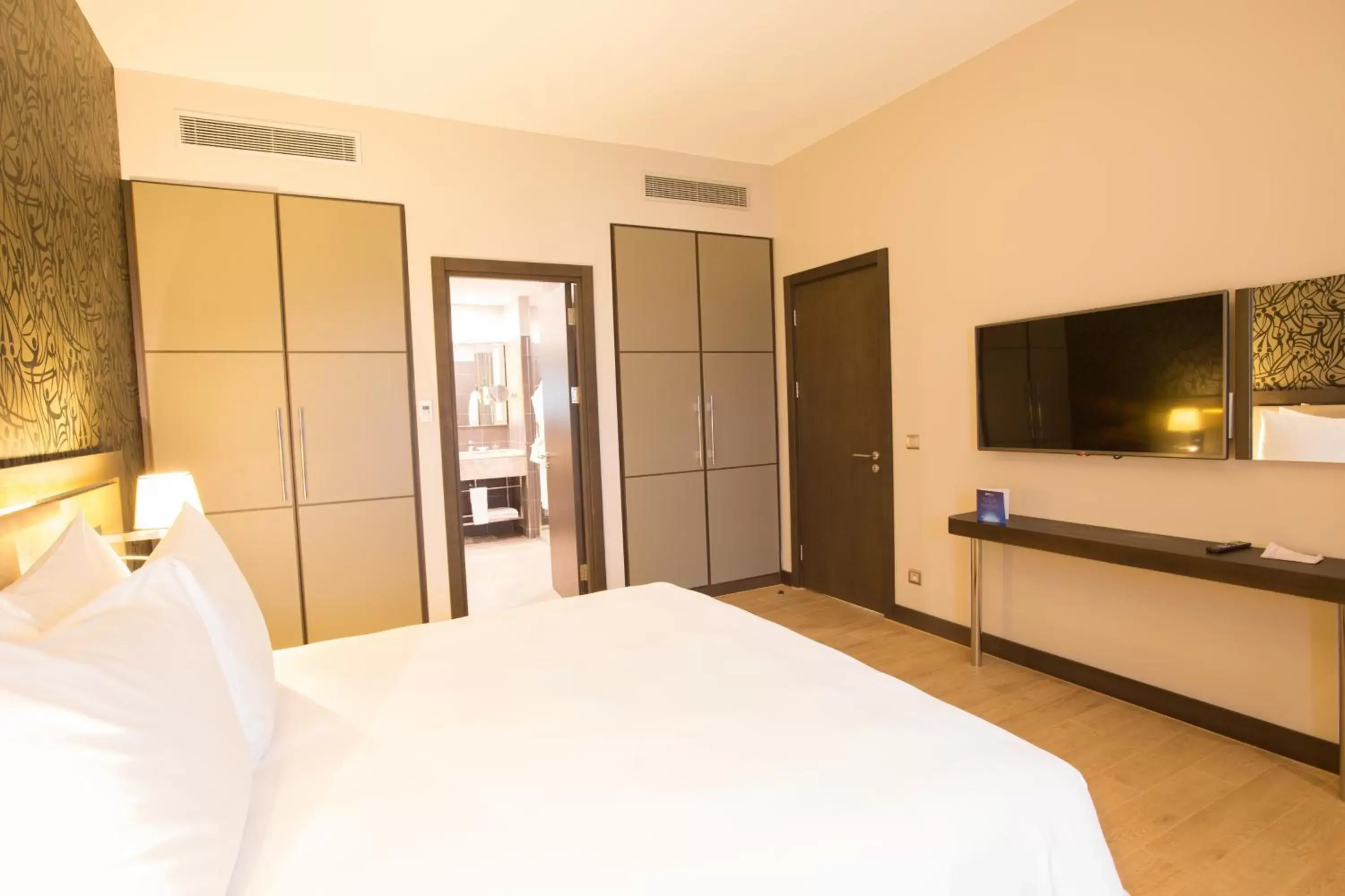 Bedroom, Bed in Radisson Blu Hotel, Abidjan Airport