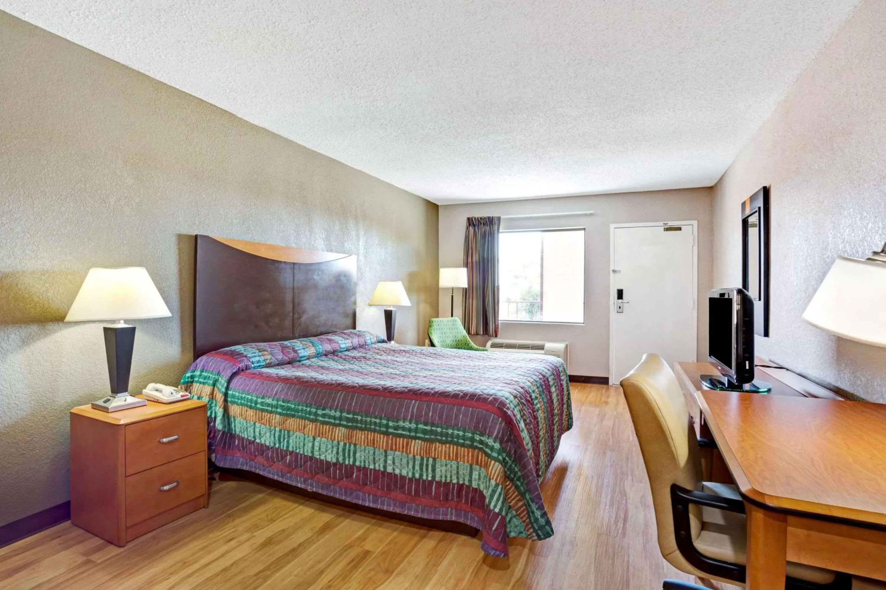 Photo of the whole room, Bed in Super 8 by Wyndham Fredericksburg