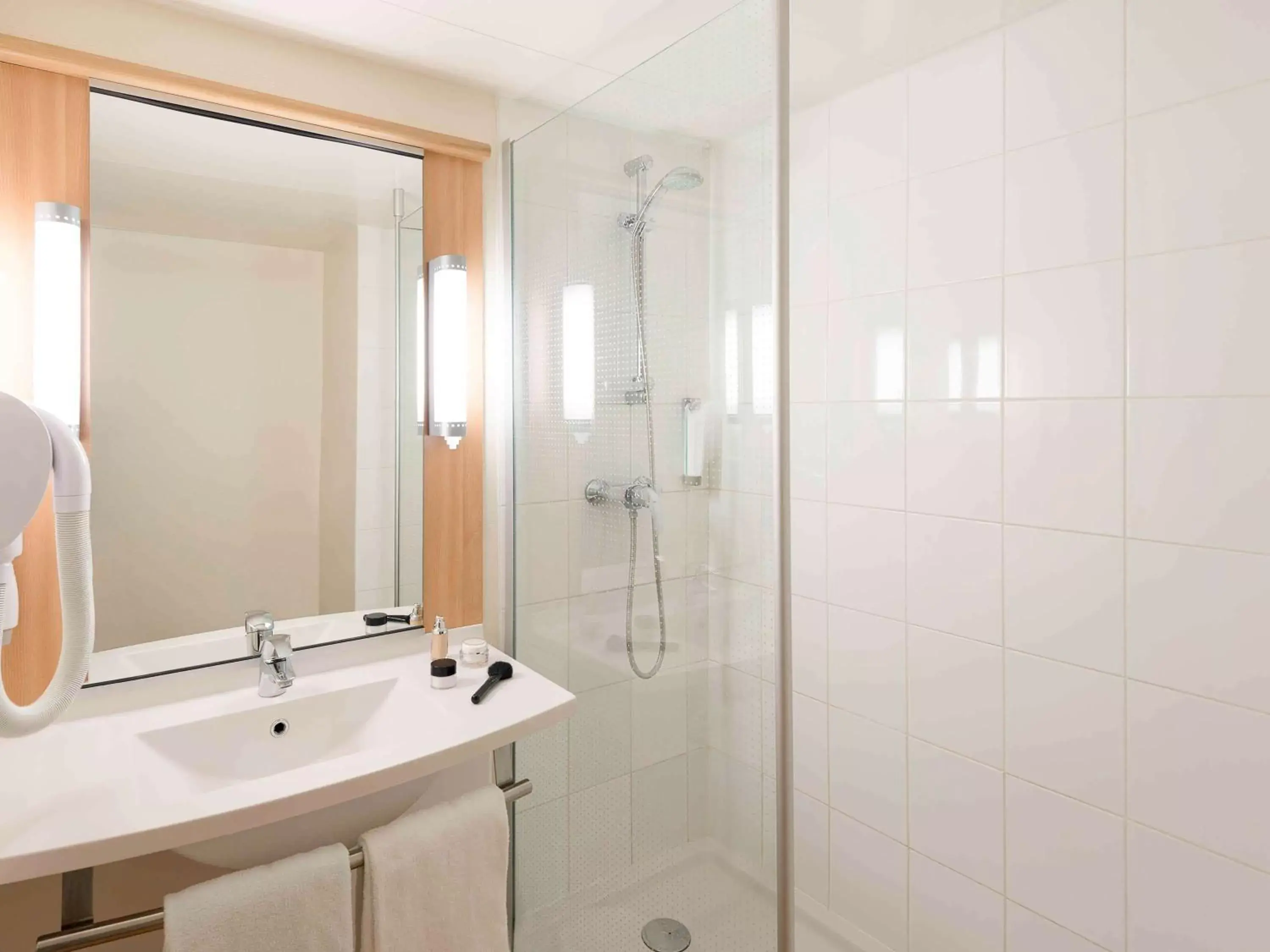 Photo of the whole room, Bathroom in ibis Metz Centre Gare