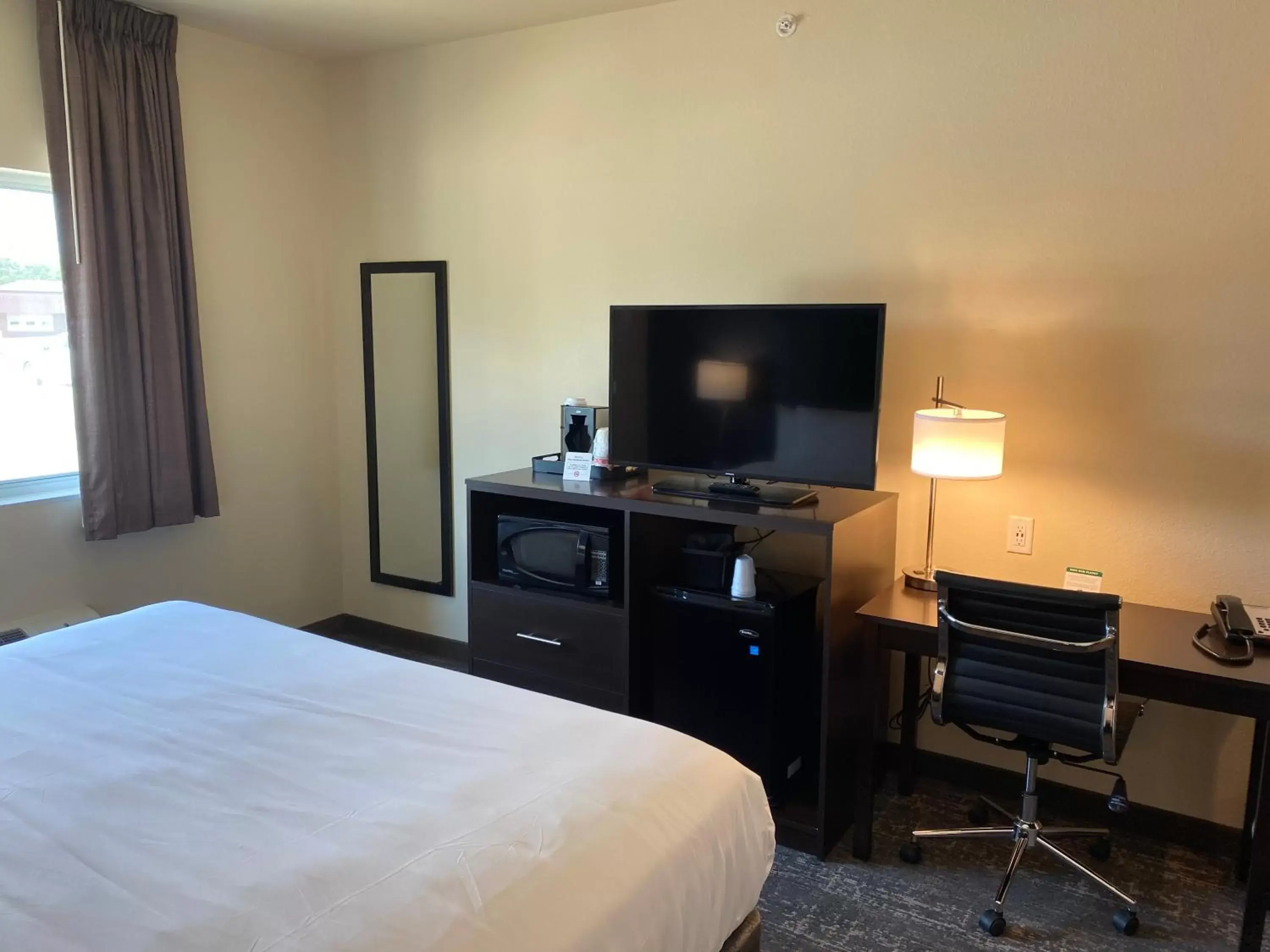 Bed, TV/Entertainment Center in Cobblestone Inn & Suites - Forest City