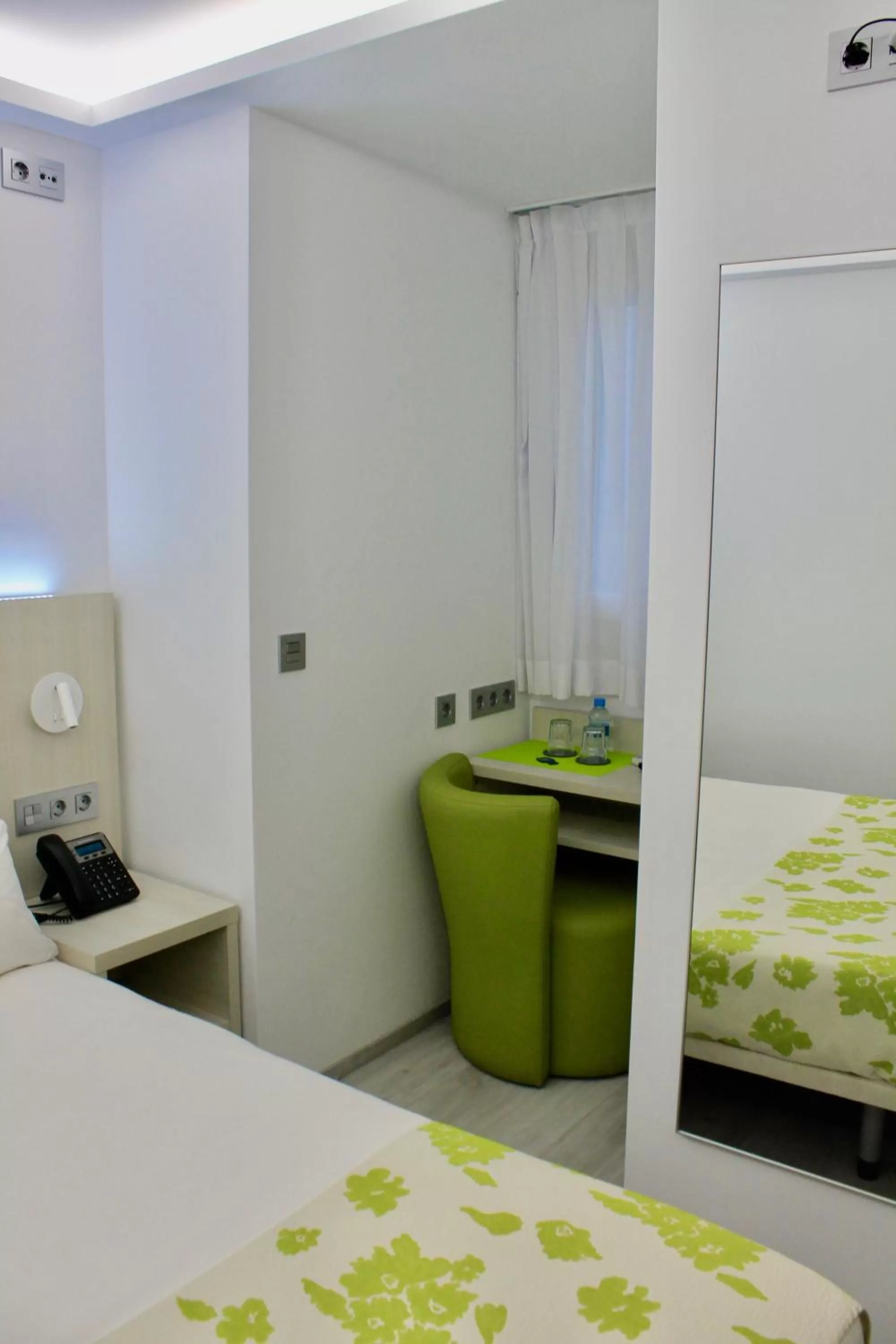 Photo of the whole room, Bed in Rambla Alicante Contactless