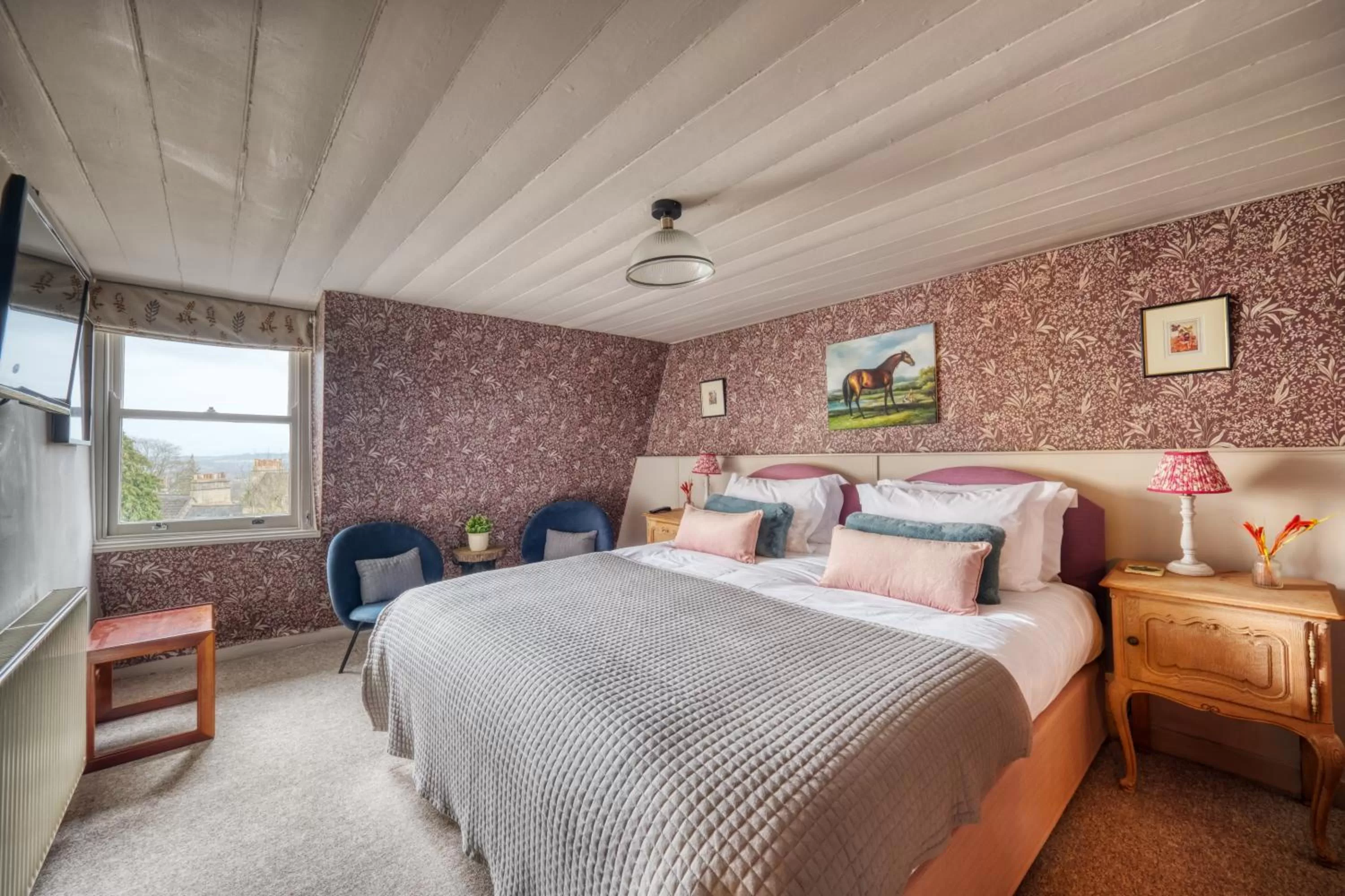 Photo of the whole room, Bed in Hill House