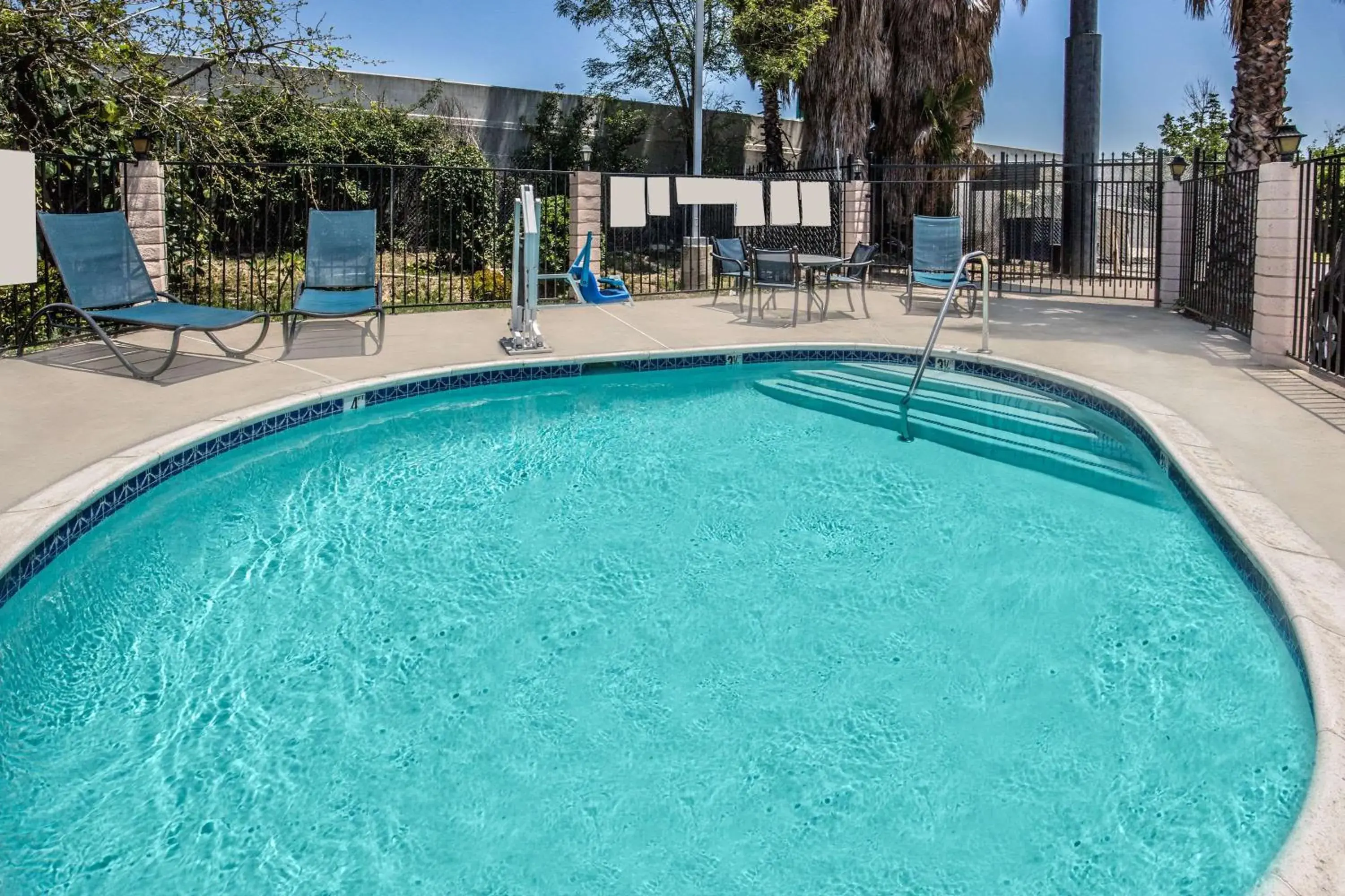 Pool view, Swimming Pool in Days Inn by Wyndham Ontario Airport