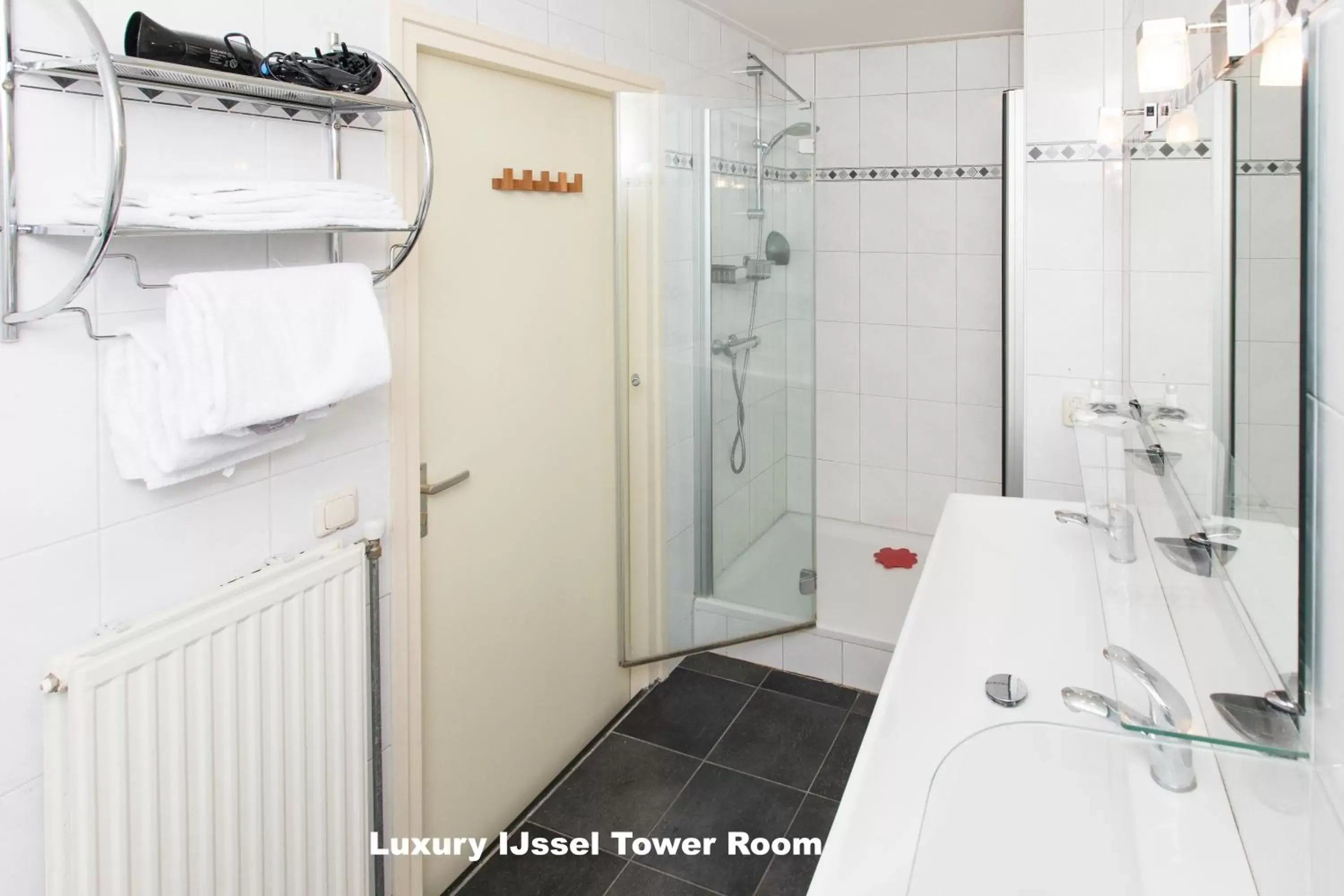Bathroom in Hotel de Vischpoorte, hartje Deventer en aan de IJssel